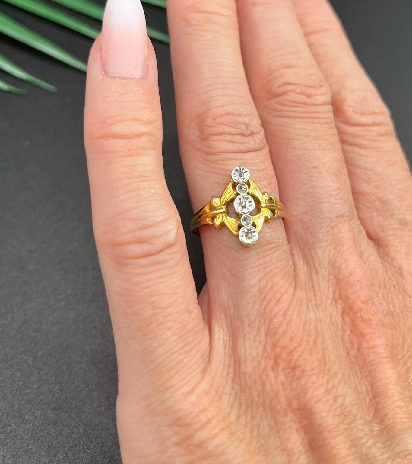 Antique Belle Époque 18ct Gold & Platinum Illusion Set Diamond Five Stone Ring In Good Condition For Sale In Brighton, GB