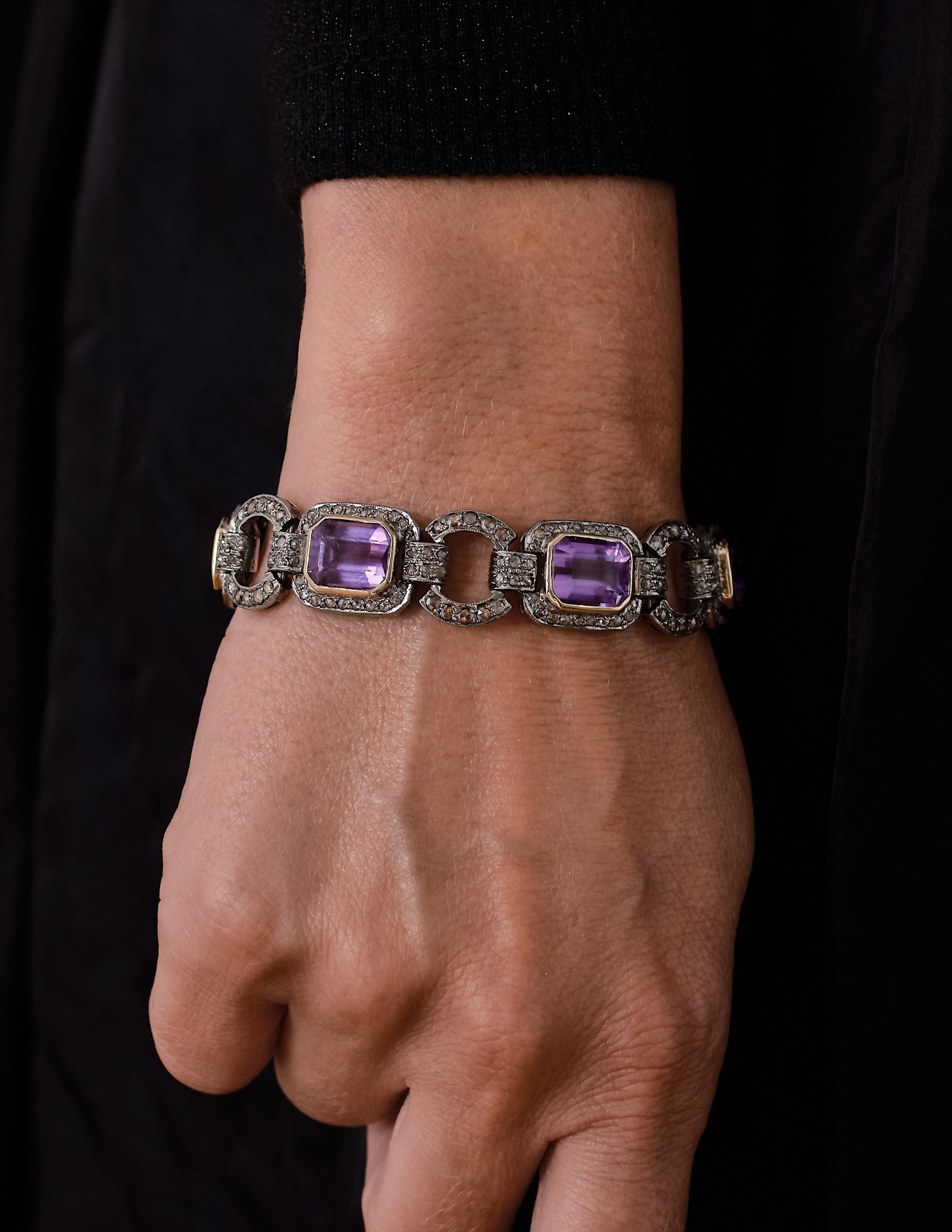 Rare bracelet ancien Belle Epoque en améthyste naturelle. 

Serti de 6 magnifiques améthystes russes lilas pesant ensemble environ 24,84 ct. et de brillants diamants taillés en rose totalisant environ 5,40 ct. 

Ce bracelet édouardien féminin est