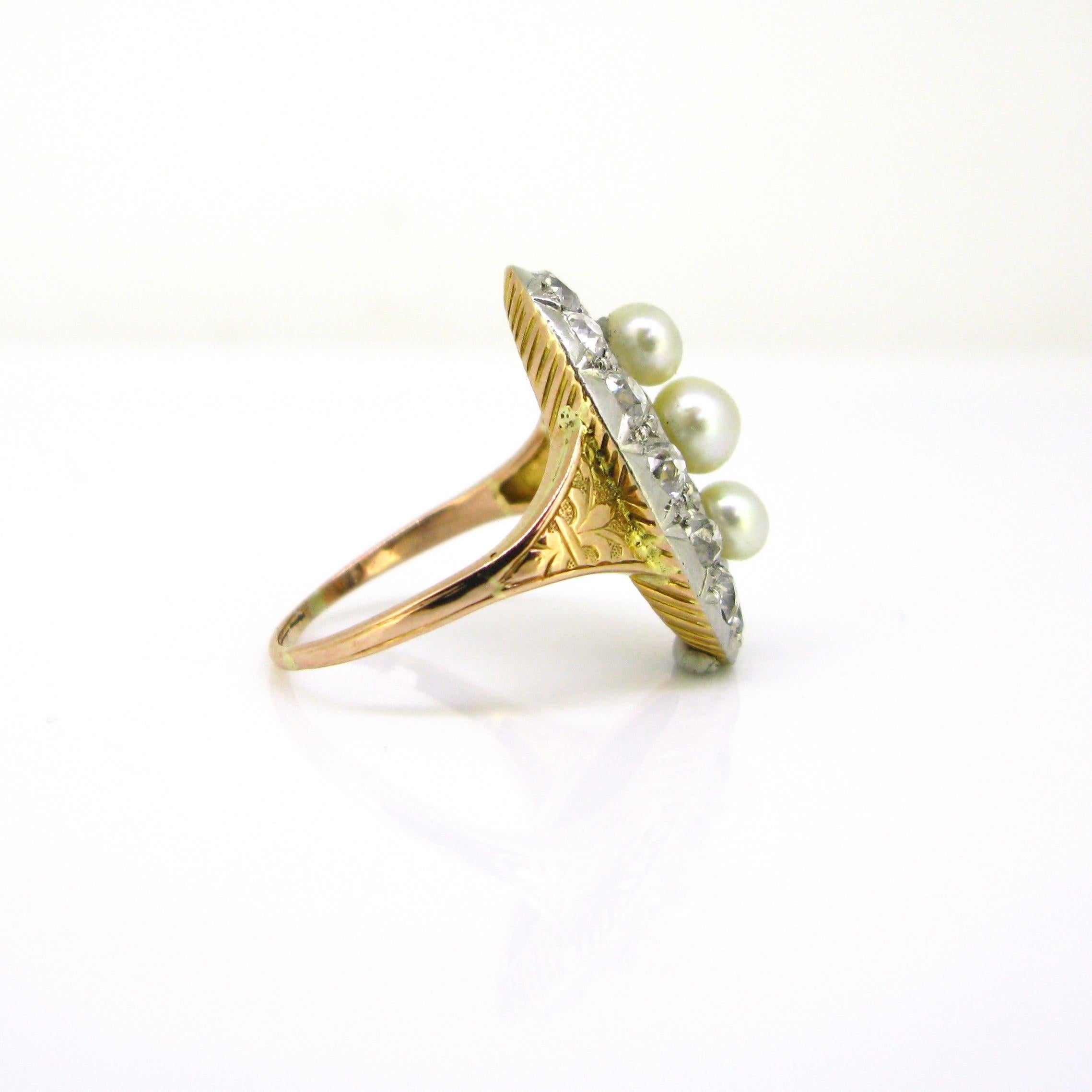 Antique Belle Epoque 3 Naturals Pearls and Diamonds Ring, 18kt Gold and Platinum In Good Condition In London, GB