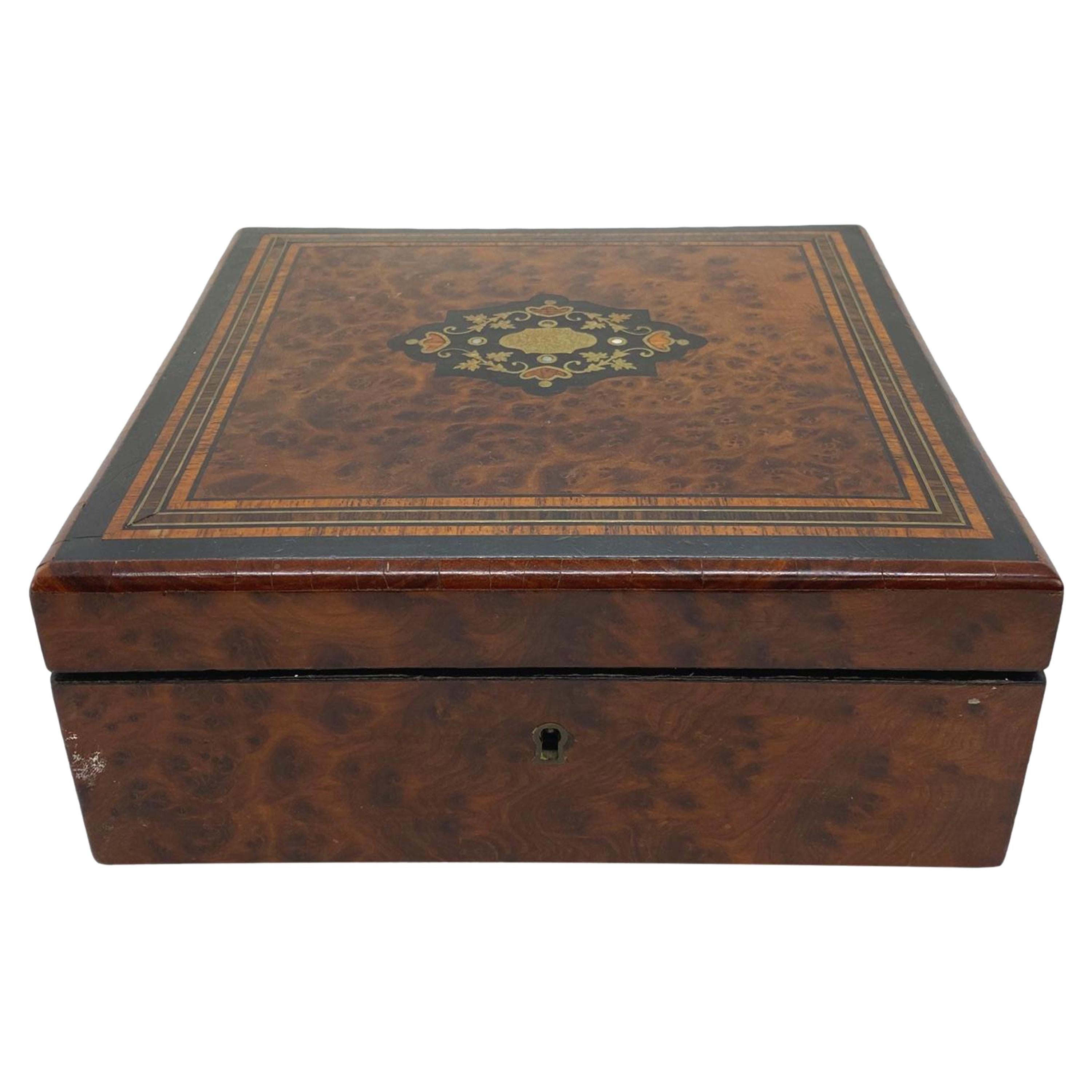 Antike Belle-Poque-Schachtel aus Nussbaumholz mit Messing- und Ebenholz-Intarsien, französisch, um 1880