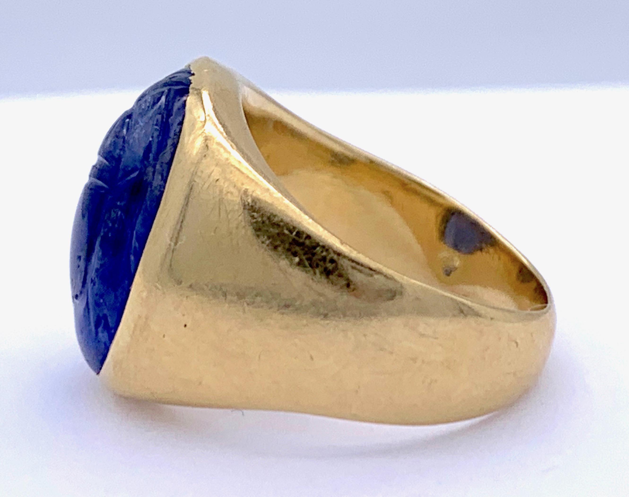 Women's or Men's Antique Belle Époque Carved Oval Untreated Sapphire Scarab 18 K Gold Signet Ring