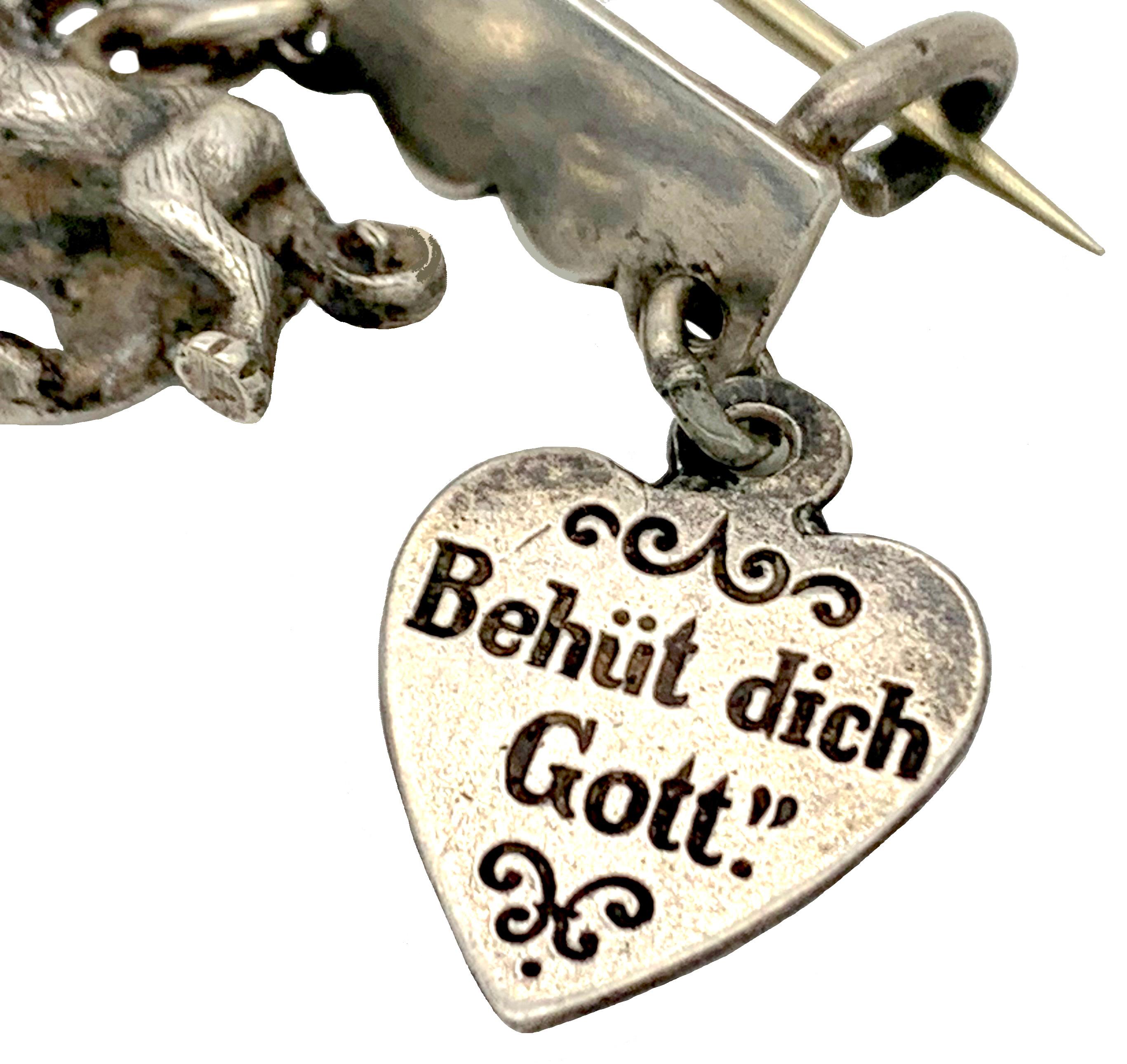 Antique Belle Époque Charms Brooch Silver Cat Mouse on a Pretzel Heart Coin  en vente 1