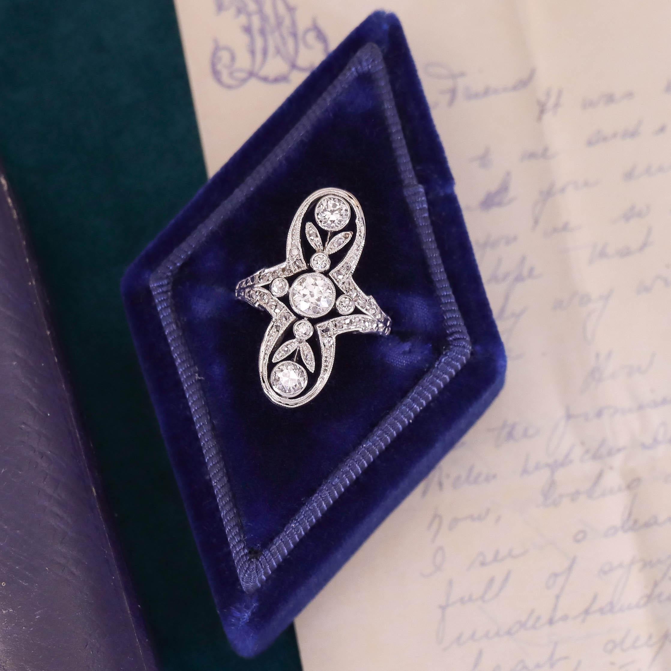 Bague ancienne Belle Epoque en platine avec diamants Pour femmes en vente
