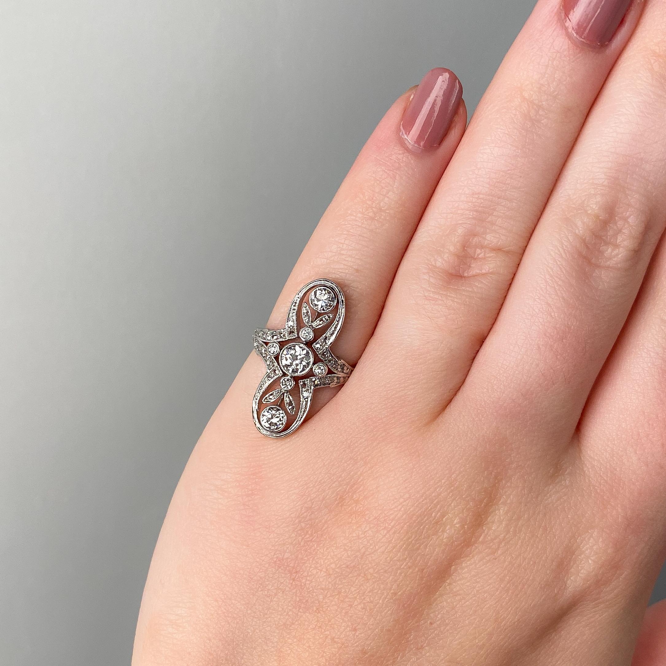 Bague ancienne Belle Epoque en platine avec diamants en vente 1