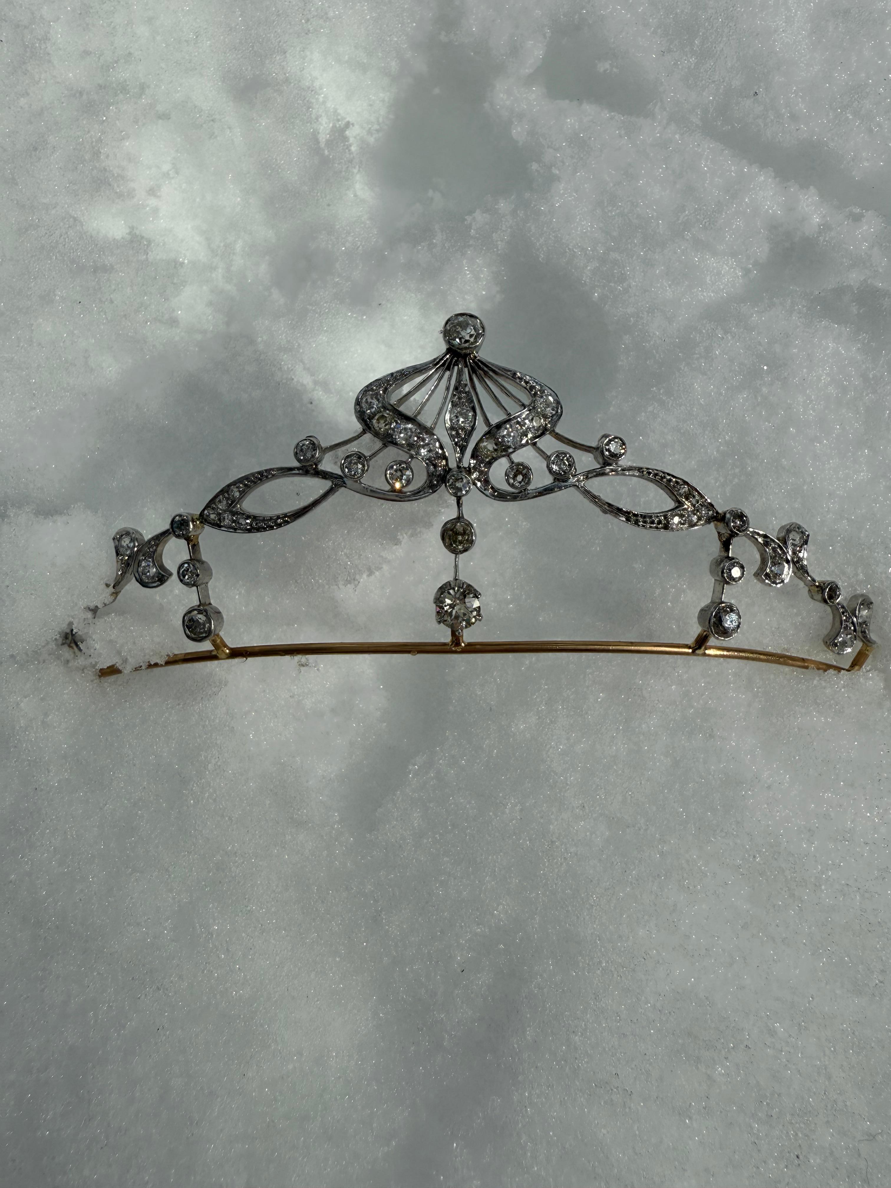Antique Belle Époque Diamond Tiara in Platinum and Gold. In Good Condition For Sale In San Francisco, CA