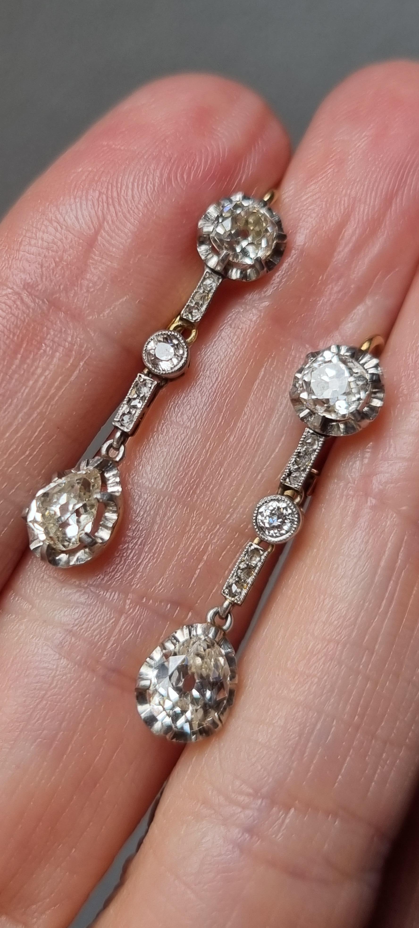 BELLE ÉPOQUE / Edwardian (1890-1915)
Belle Époque diamond drop earrings. A matching pair, each suspending a pear cut diamond in an open back claw setting, two in total with a combined weight of  approx. 1.00 carats, surmounted by a round old cut