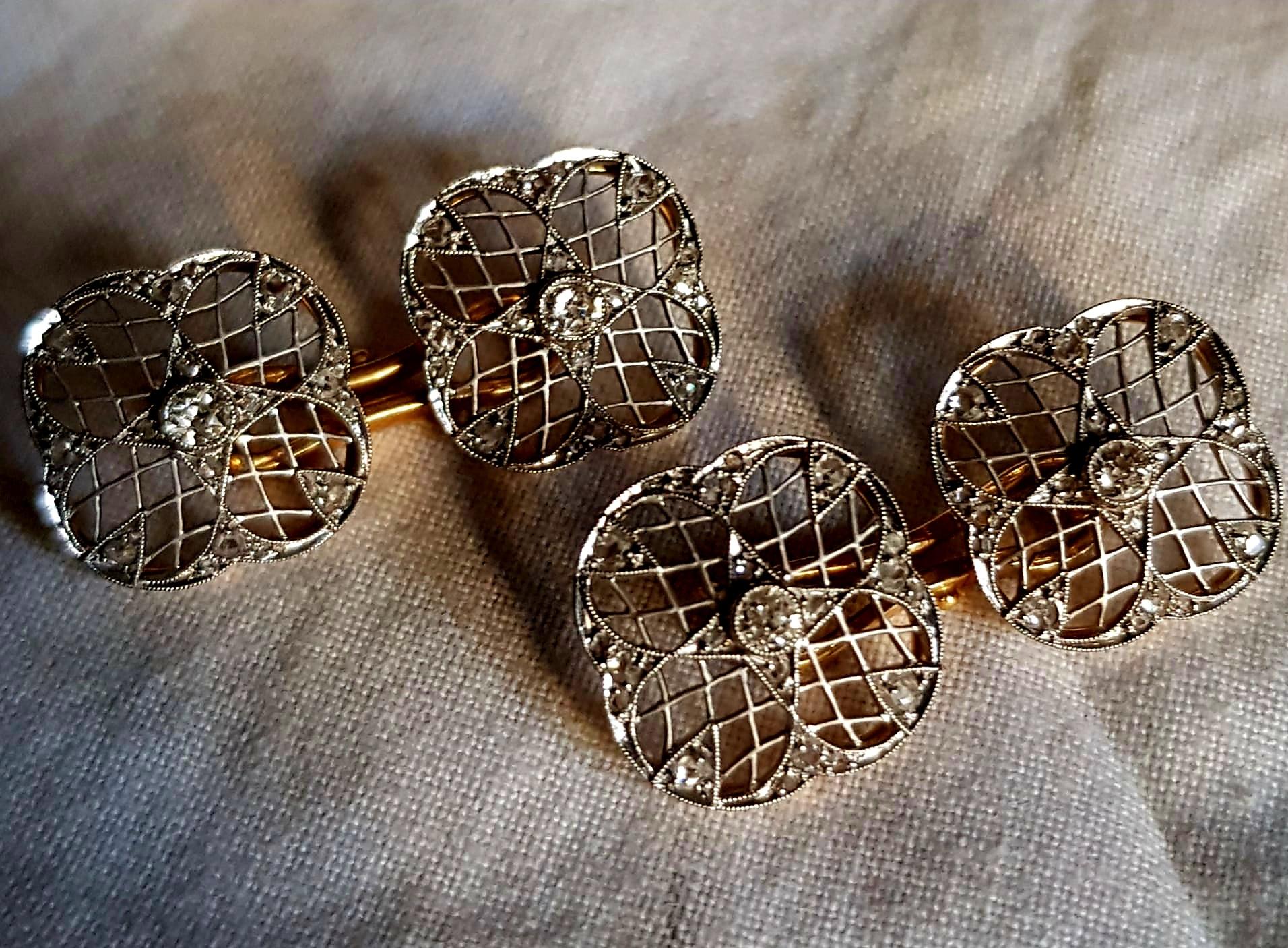 Paire de boutons de manchette anciens Belle Époque/Édouardienne à double diamant en platine et or
Une exquise paire de boutons de manchette en diamant de la Belle Époque (époque édouardienne, environ 1910). Chaque bouton de manchette double face est
