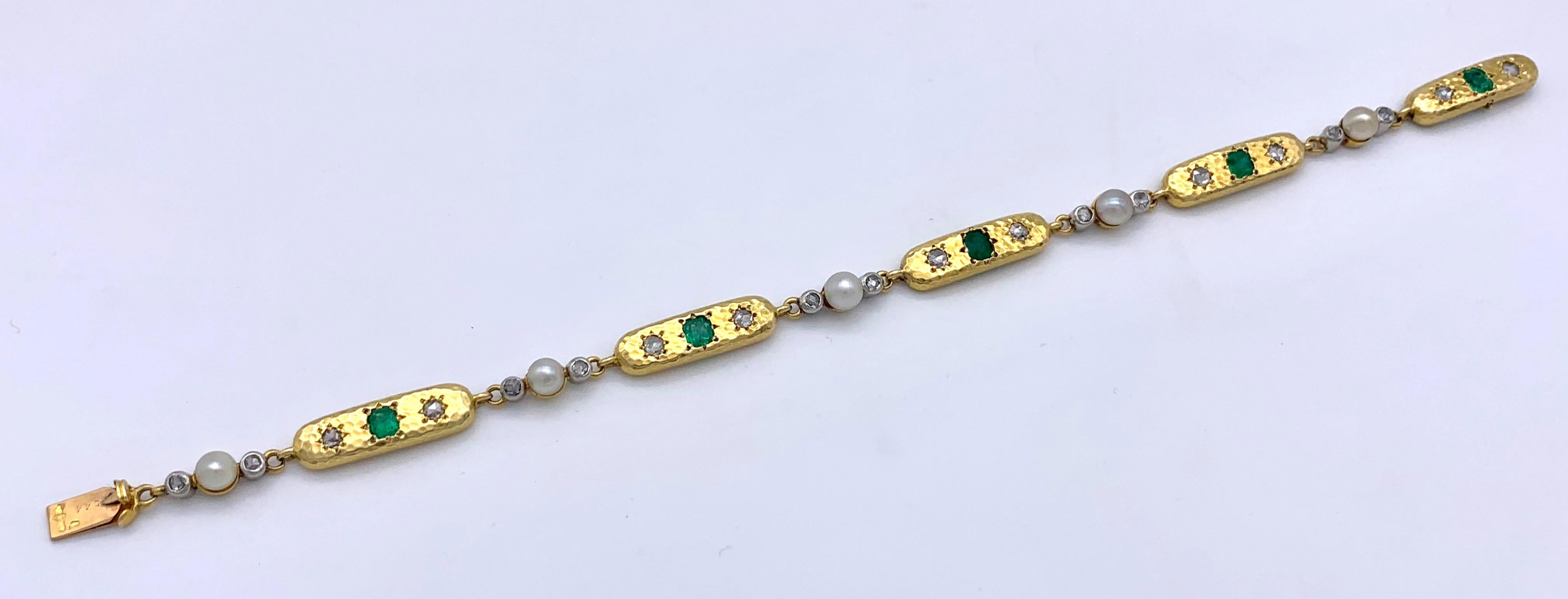 This beautifully made 18 karat gold bracelet has been crafted in France at the very beginning of the 20th century.
Eight oval yellow gold sections, each beautifully hammered, alternate with five segments set with a natural button pearl and two