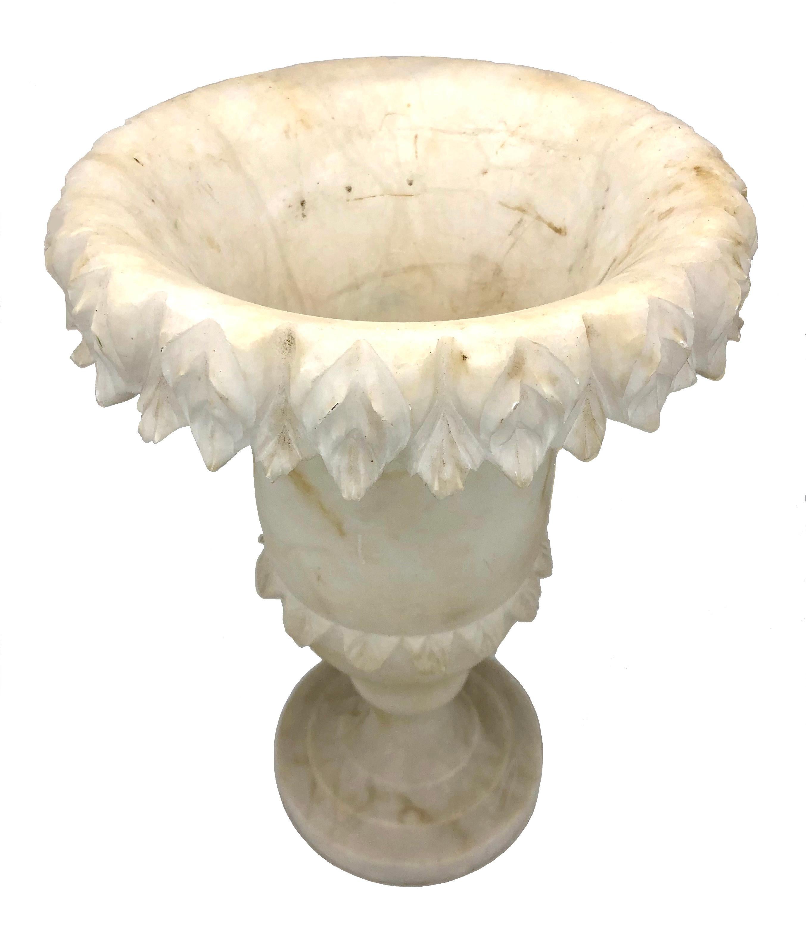 Diese elegante Vase wurde in den 1880er Jahren in Frankreich aus Alabaster geschnitzt.