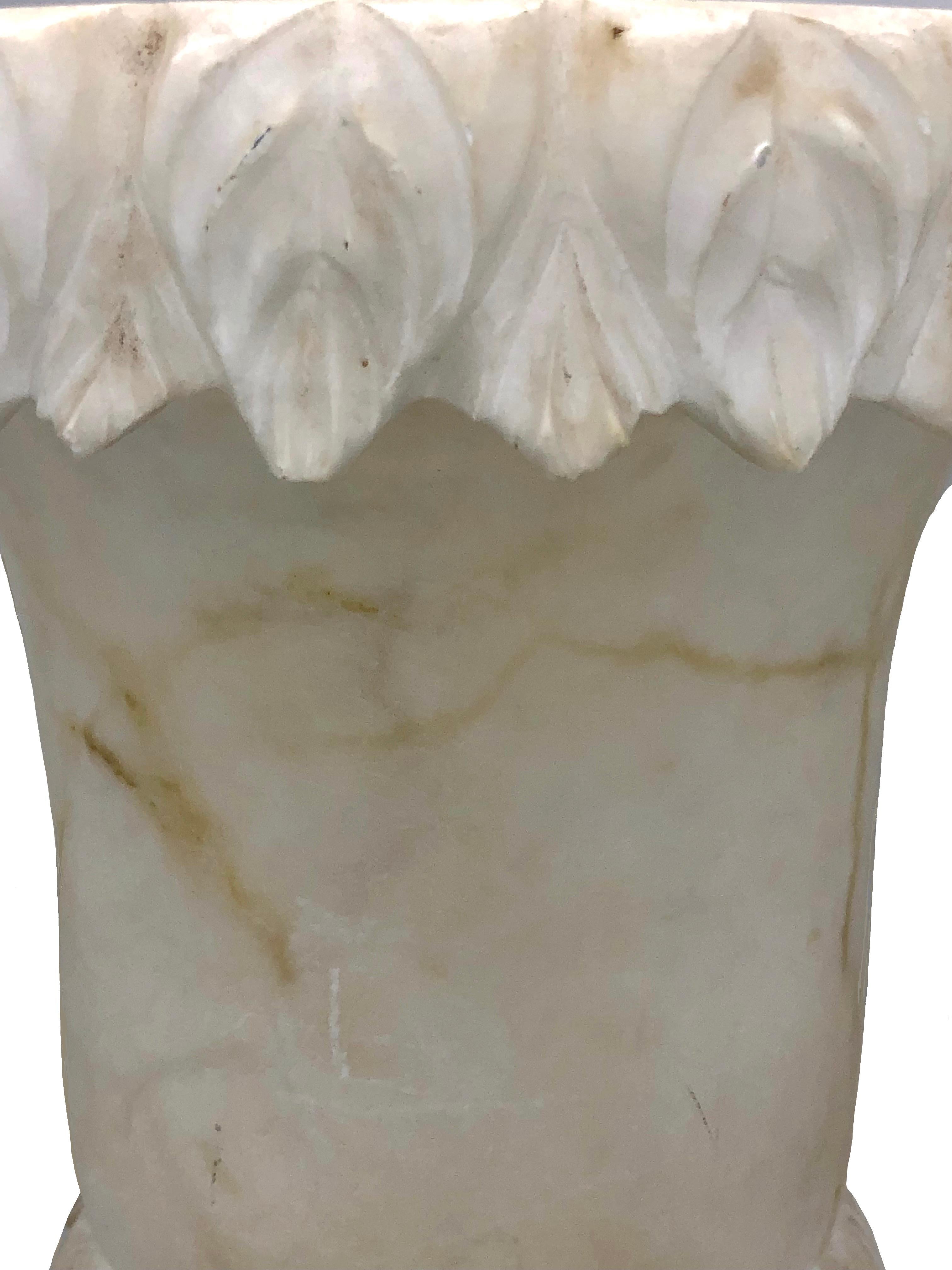 Antike Belle Époque Französisch Alabaster Vase Garten Ornament (Geschnitzt) im Angebot