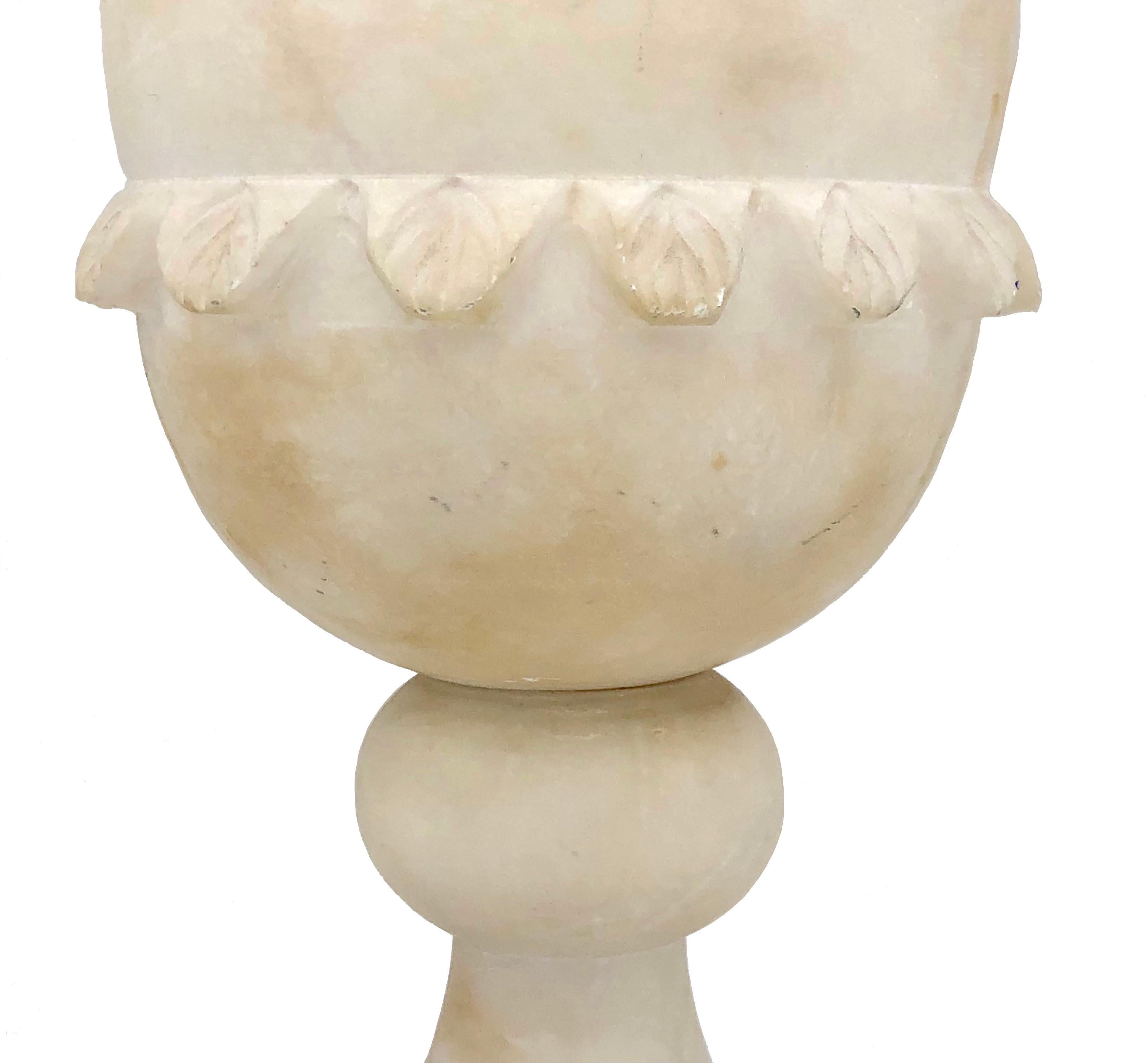 Antiguo Jarrón de Alabastro Francés Belle Époque Ornamento de Jardín Fines del siglo XIX en venta