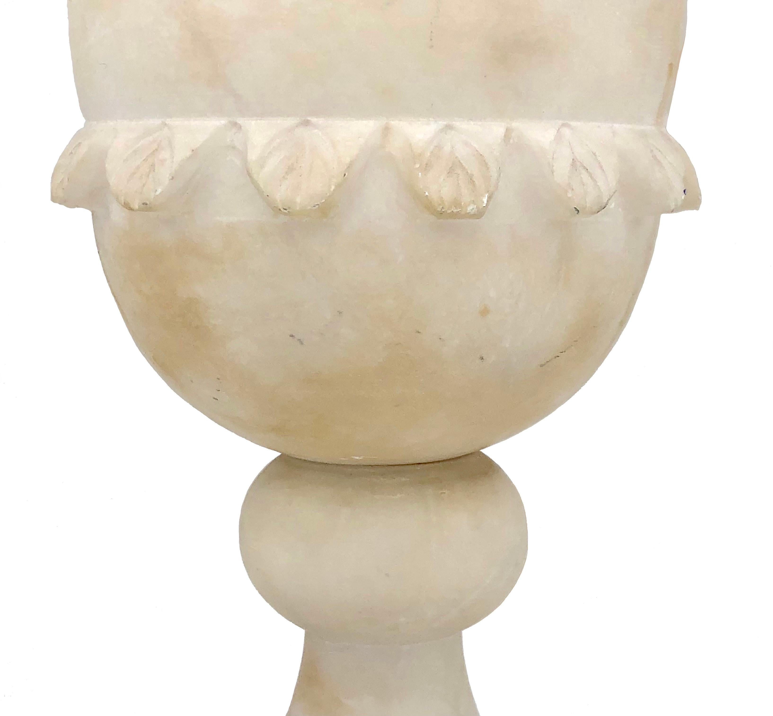 Antique Belle Époque French Alabaster Vase Garden Ornament In Good Condition For Sale In Munich, DE