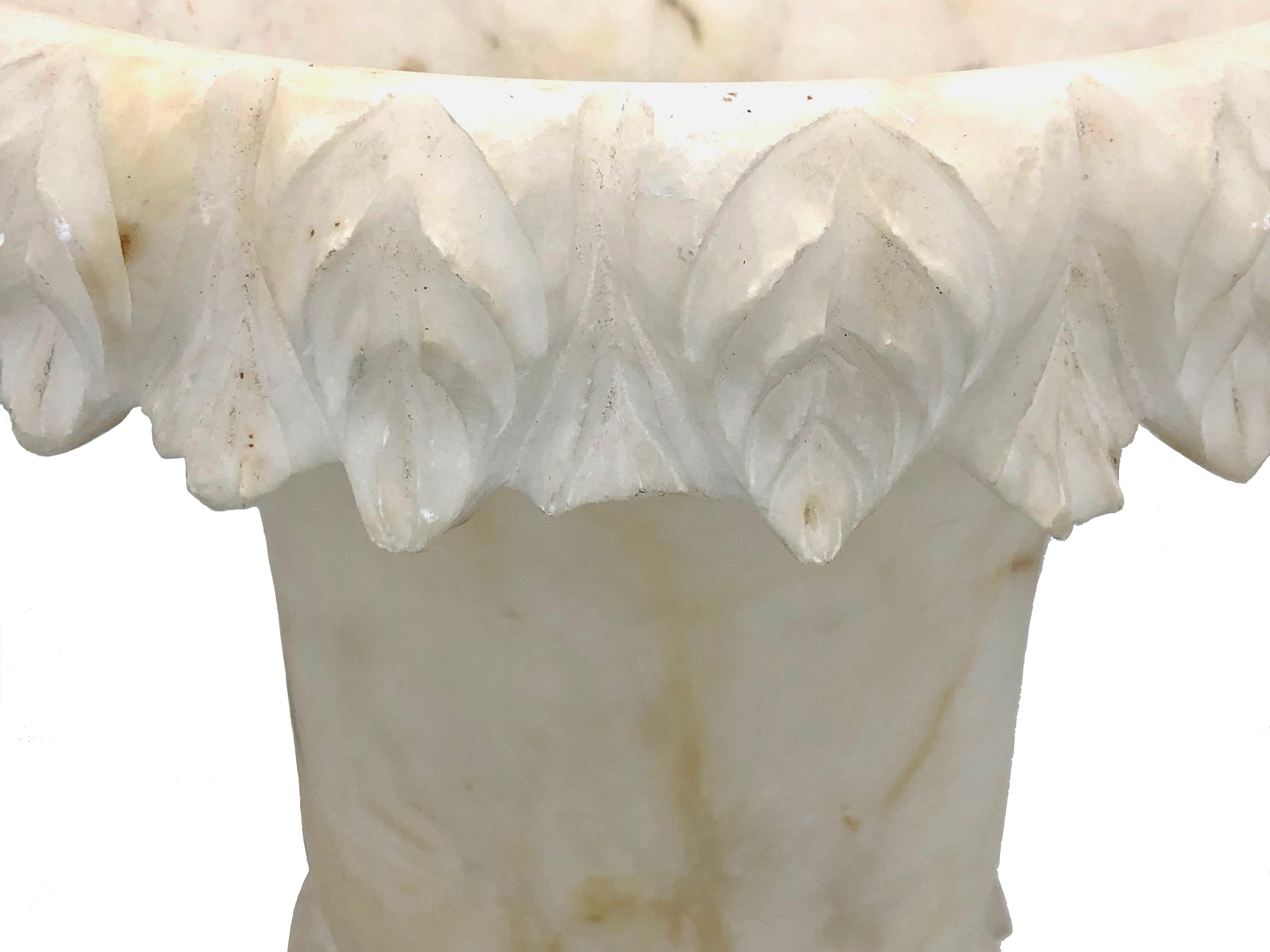 Antique Belle Époque French Alabaster Vase Garden Ornament en vente 1