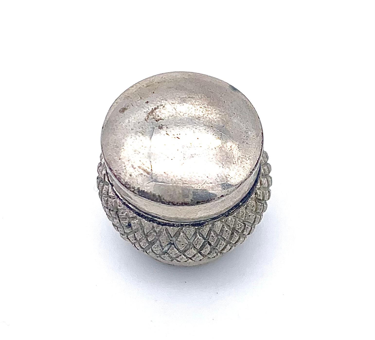 This silver knob was made during the Belle Époque  in the last decade of the nineteenth century. It ressembles the shape of a stylized thistle, embellished by a criss cross engraving. The knob was intended for a gentlemen's walking stick. It is made