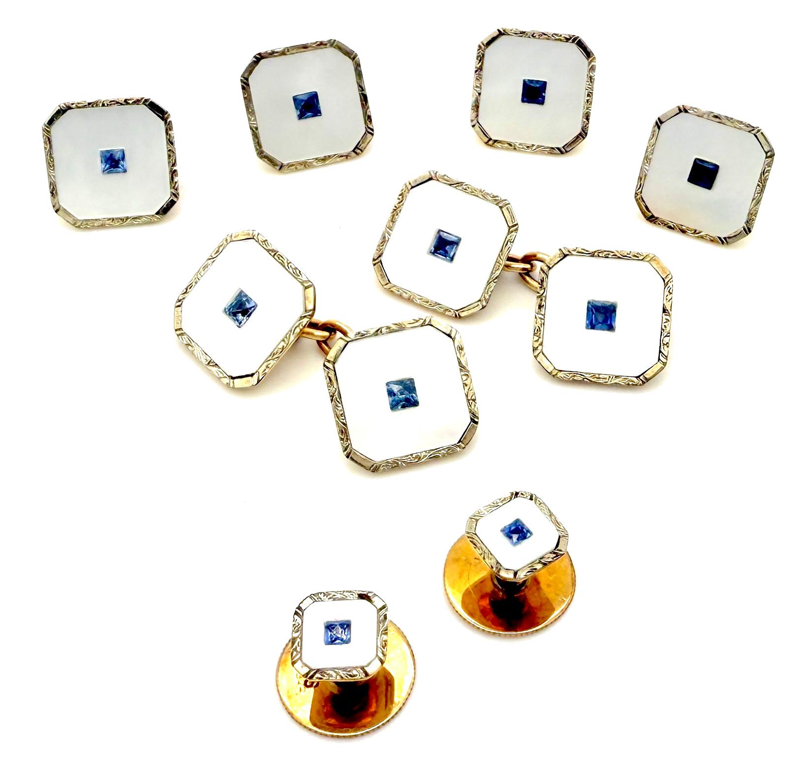 Cet élégant ensemble vestimentaire de smoking pour messieurs a été créé dans la première décennie du XXe siècle. L'ensemble est livré dans son étui en cuir d'origine. L'ensemble comprend une paire de boutons de manchette, quatre boutons et deux