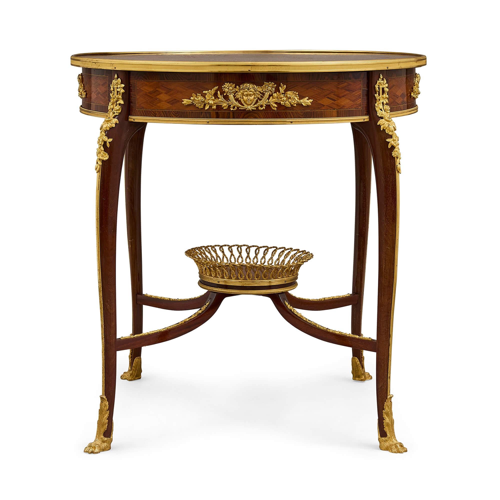 Antico guéridon in parquet montato in bronzo dorato Belle Époque
Francese, inizio XX secolo
Altezza 75 cm, diametro 73 cm

Superbo esempio di artigianato dei primi del Novecento, questo raffinato guéridon è stato prodotto durante il fiorente periodo