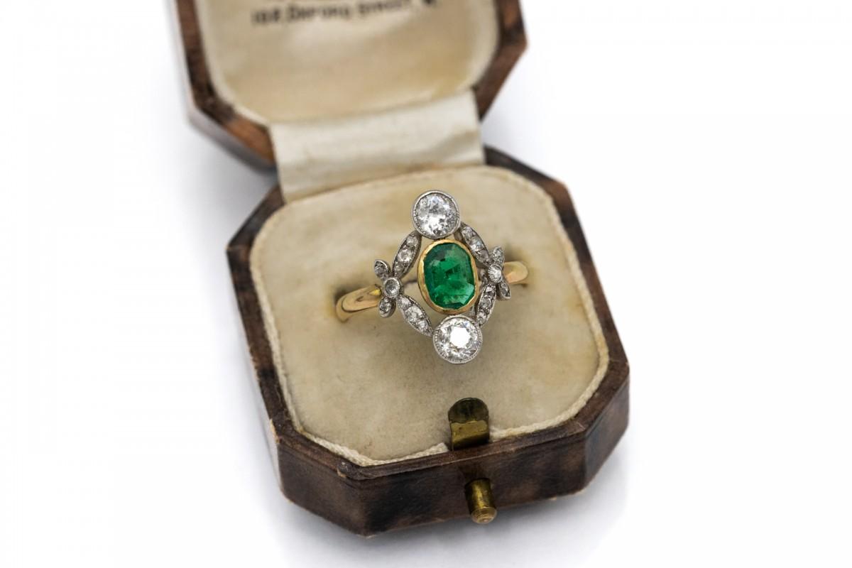 Elegant Belle Epoque gold ring with a central emerald and old brilliant-cut diamonds.

Made of 18-carat yellow gold and 0.900 platinum elements.

Its central point is an octagon-shaped emerald weighing 0.80 ct, with an intense green color, which