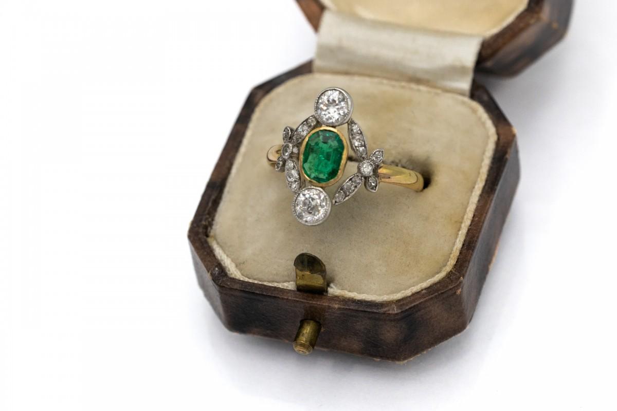 Belle Époque Antique Belle Epoque gold ring with emerald and diamonds, France. For Sale