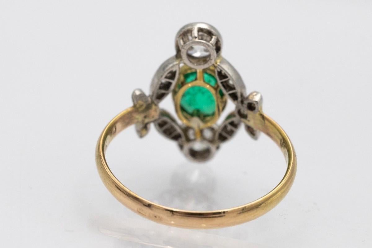 Antique Belle Epoque gold ring with emerald and diamonds, France. In Good Condition For Sale In Chorzów, PL