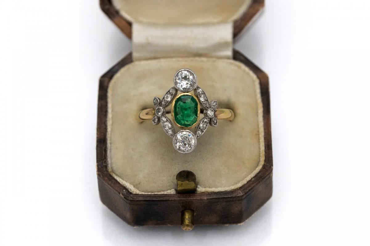 Antique Belle Epoque gold ring with emerald and diamonds, France. For Sale 1