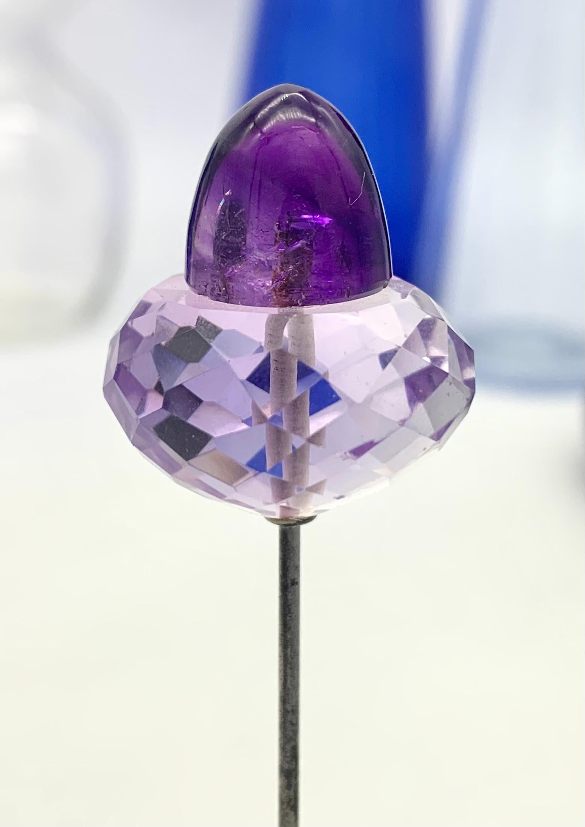 This splendid Belle Epoque hat pin convinces through its simplicity. The finely cut amethysts display all the powers of the stones with wonderfully cut facettes. 