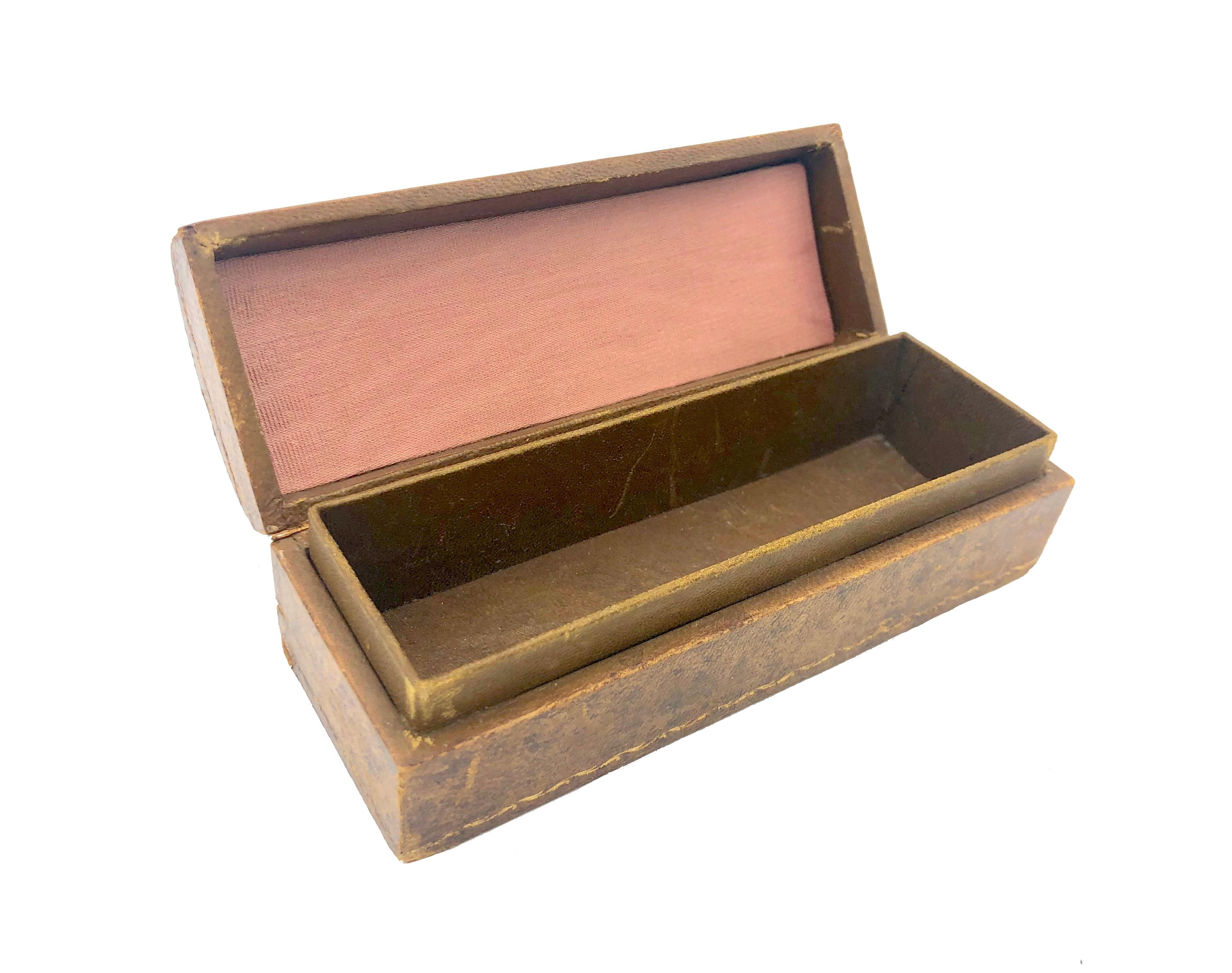 Français Antiquité Belle Époque Coffre en cuir Wood Wood Goldembossed Secret Box Book Box Trunk en vente