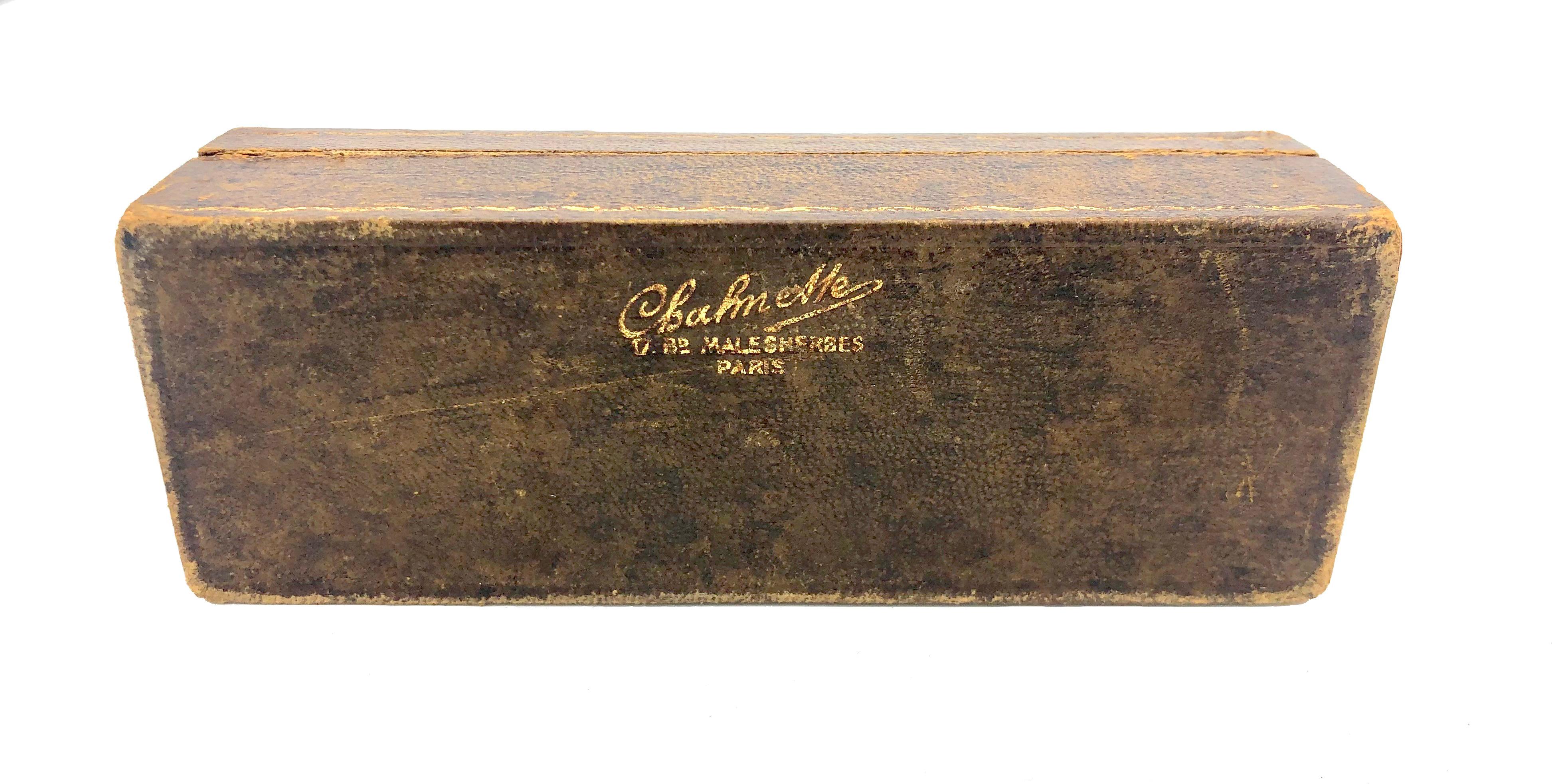 Embossé Antiquité Belle Époque Coffre en cuir Wood Wood Goldembossed Secret Box Book Box Trunk en vente