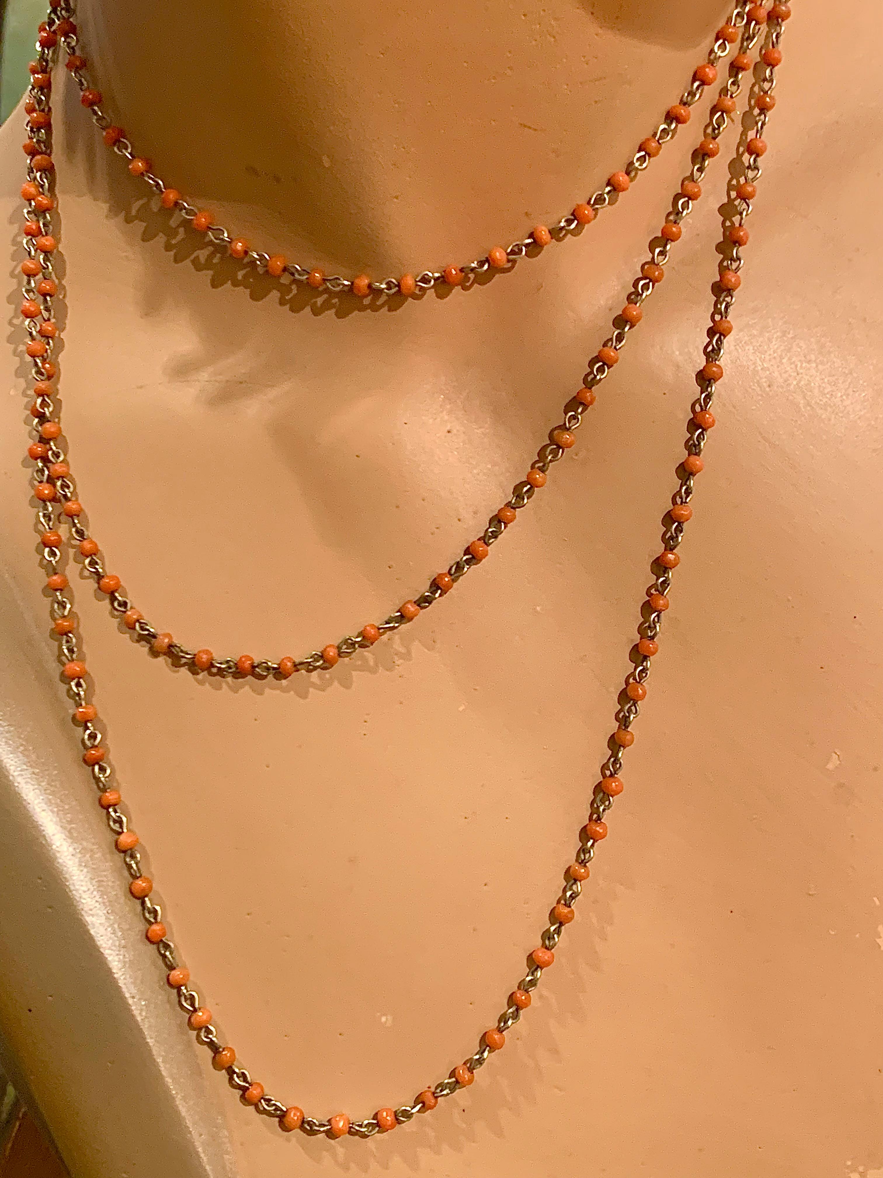 Questa catena di guardia è stata realizzata a mano verso la fine del XIX secolo. È composto da 203 perline di corallium rubrum. Ogni perlina viene infilata in un pezzo di filo d'argento, le cui estremità vengono piegate per formare due anelli ai