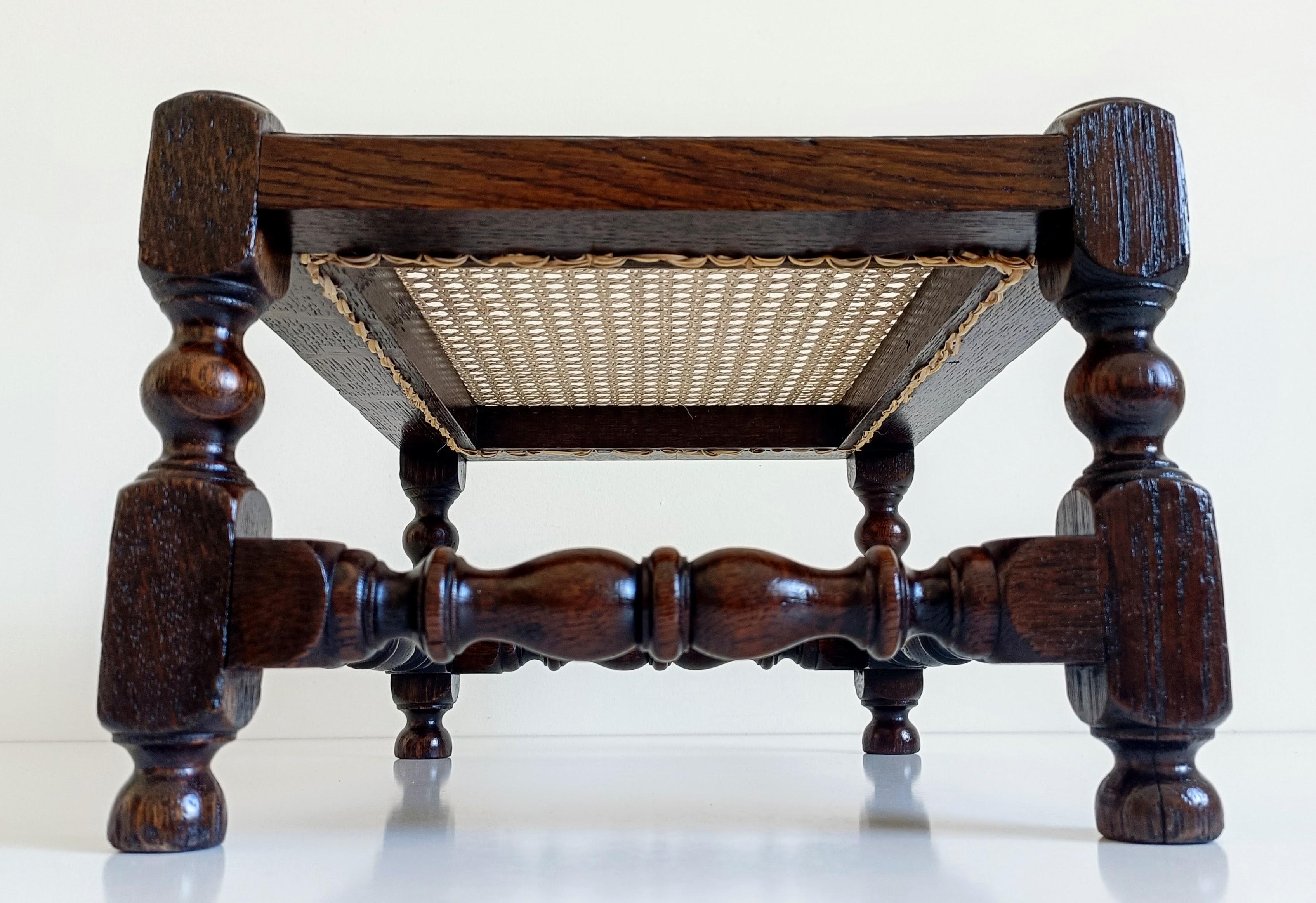 Antiguo escabel/mesita auxiliar Belle Epoque de madera de roble y caña, finales del S. XIX en venta 7