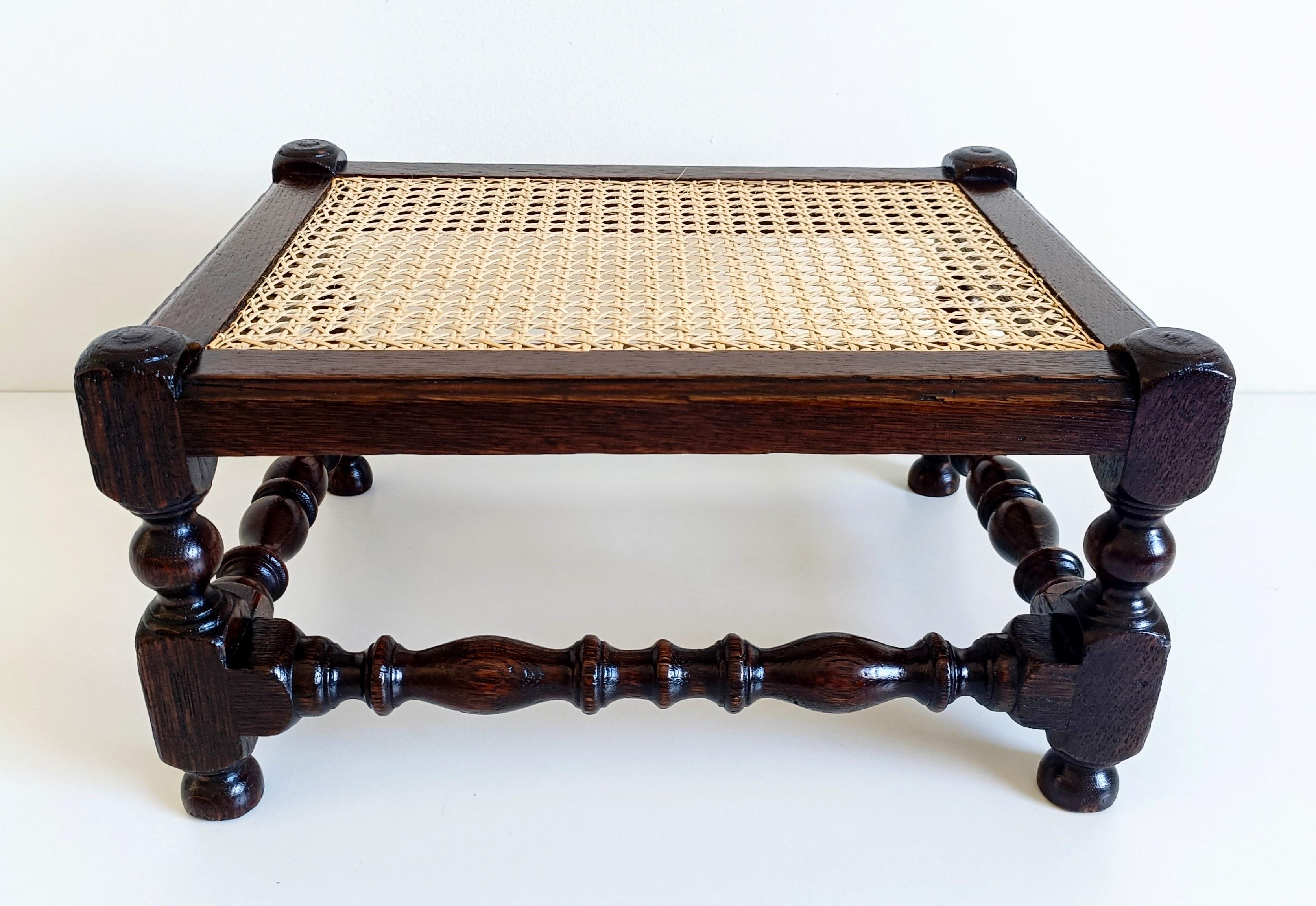 Antiguo escabel/mesita auxiliar Belle Epoque de madera de roble y caña, finales del S. XIX en venta 8