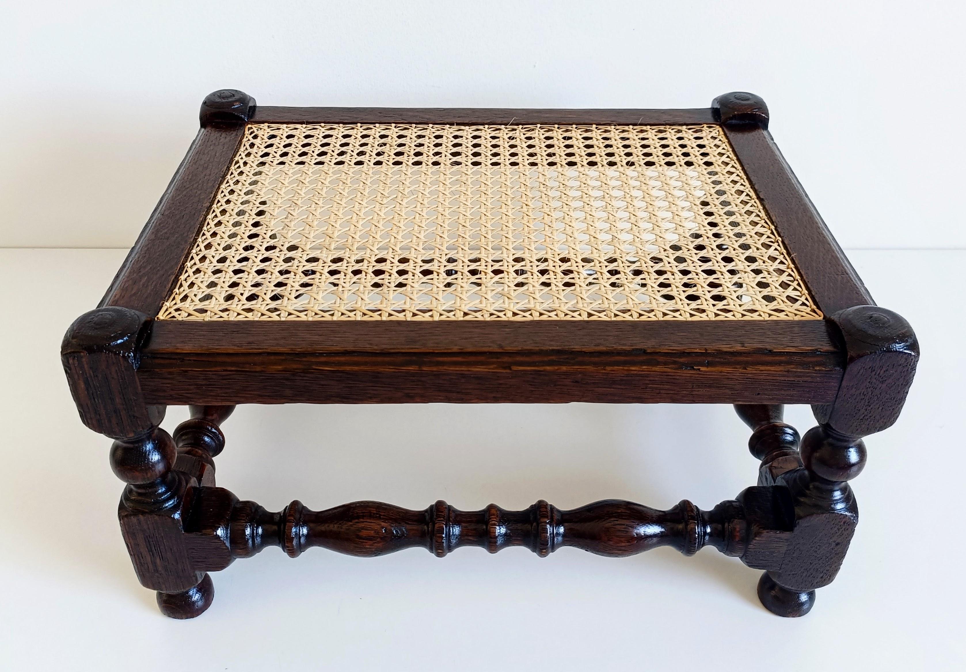 Antiguo escabel/mesita auxiliar Belle Epoque de madera de roble y caña, finales del S. XIX en venta 9