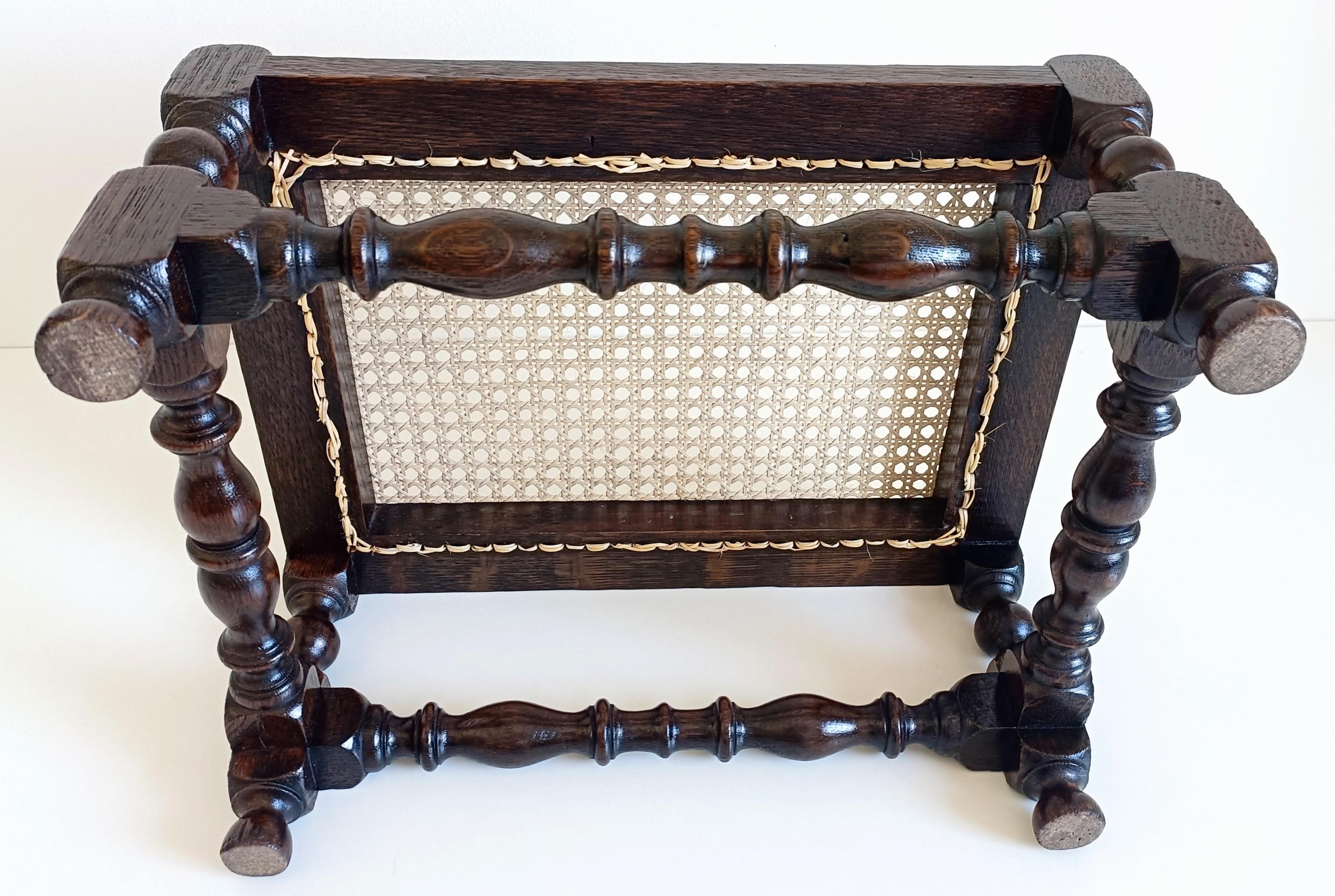Antiguo escabel/mesita auxiliar Belle Epoque de madera de roble y caña, finales del S. XIX en venta 11
