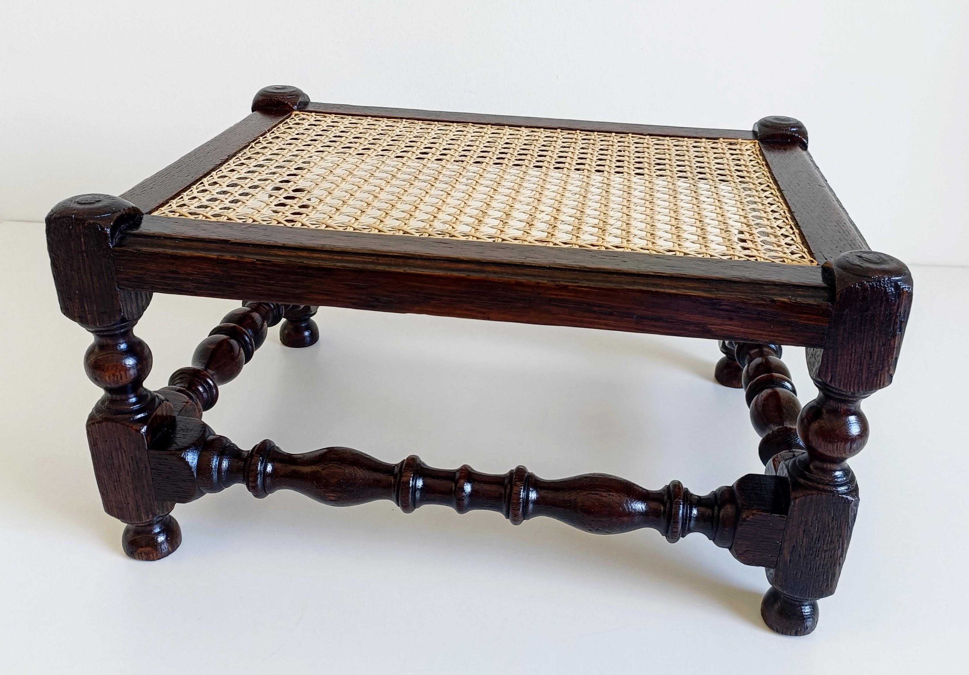 Antiguo escabel/mesita auxiliar Belle Epoque de madera de roble y caña, finales del S. XIX Belle Époque en venta