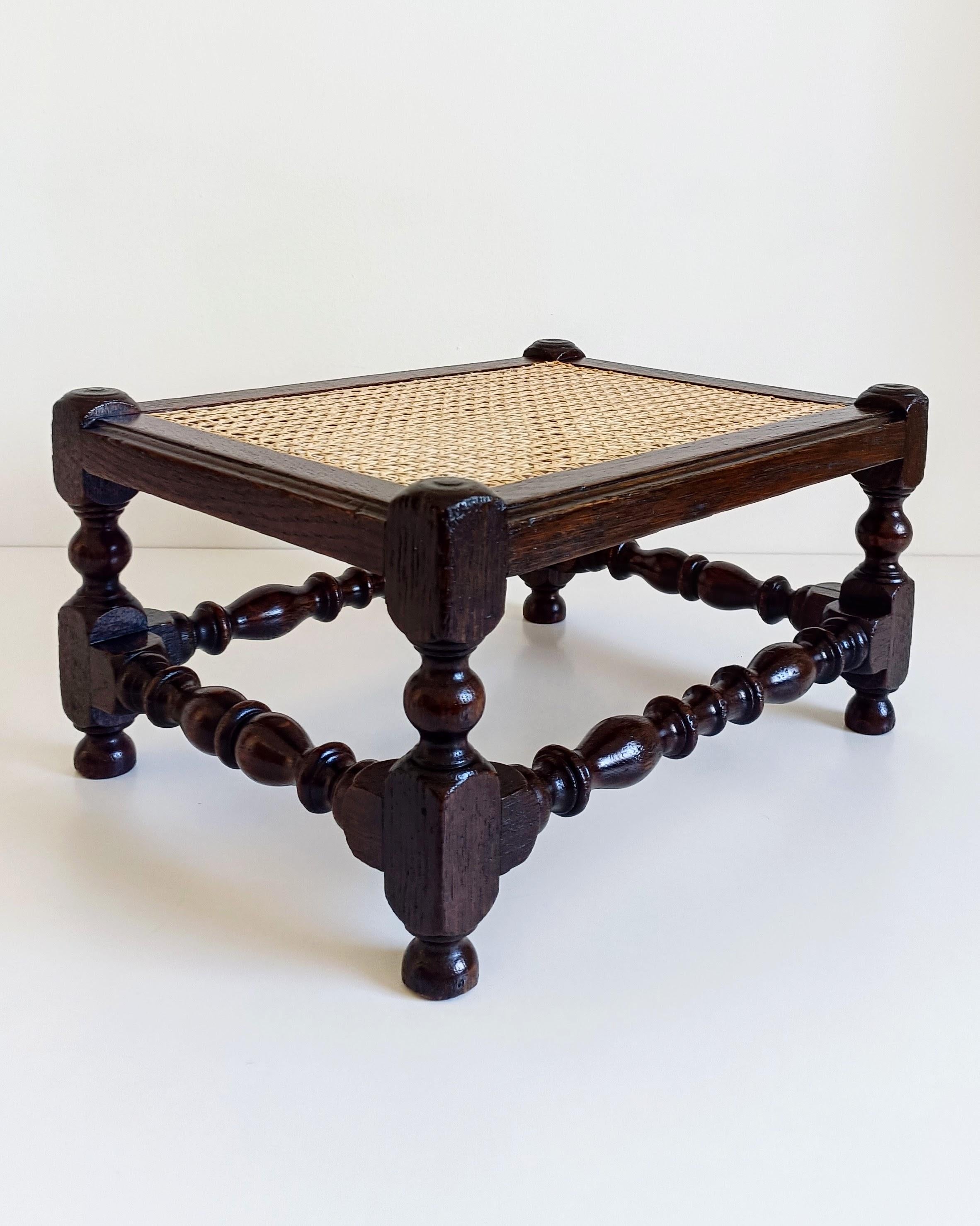 Antiguo escabel/mesita auxiliar Belle Epoque de madera de roble y caña, finales del S. XIX Tejido a mano en venta