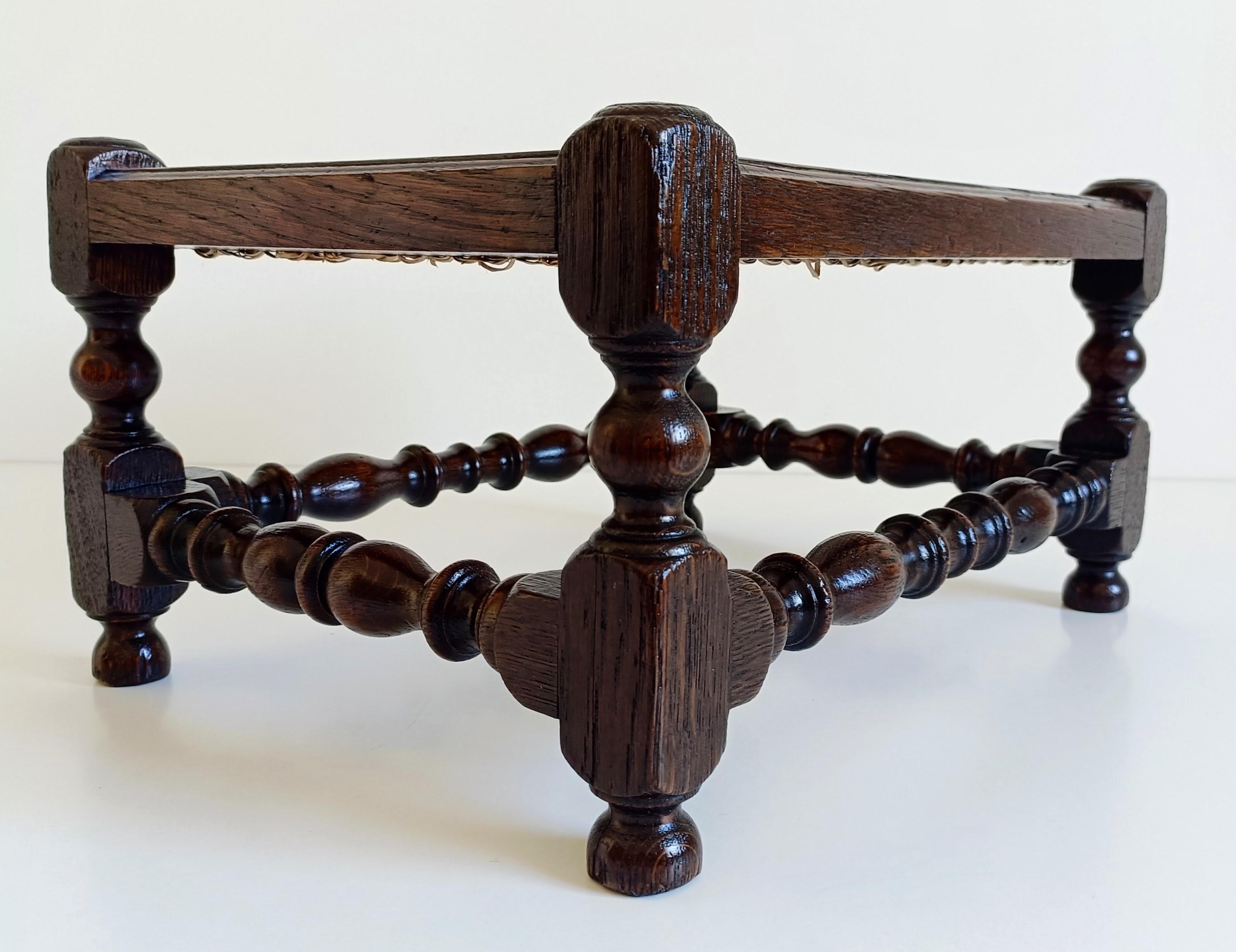 Antiguo escabel/mesita auxiliar Belle Epoque de madera de roble y caña, finales del S. XIX en Excelente estado para la venta en Valencia, VC