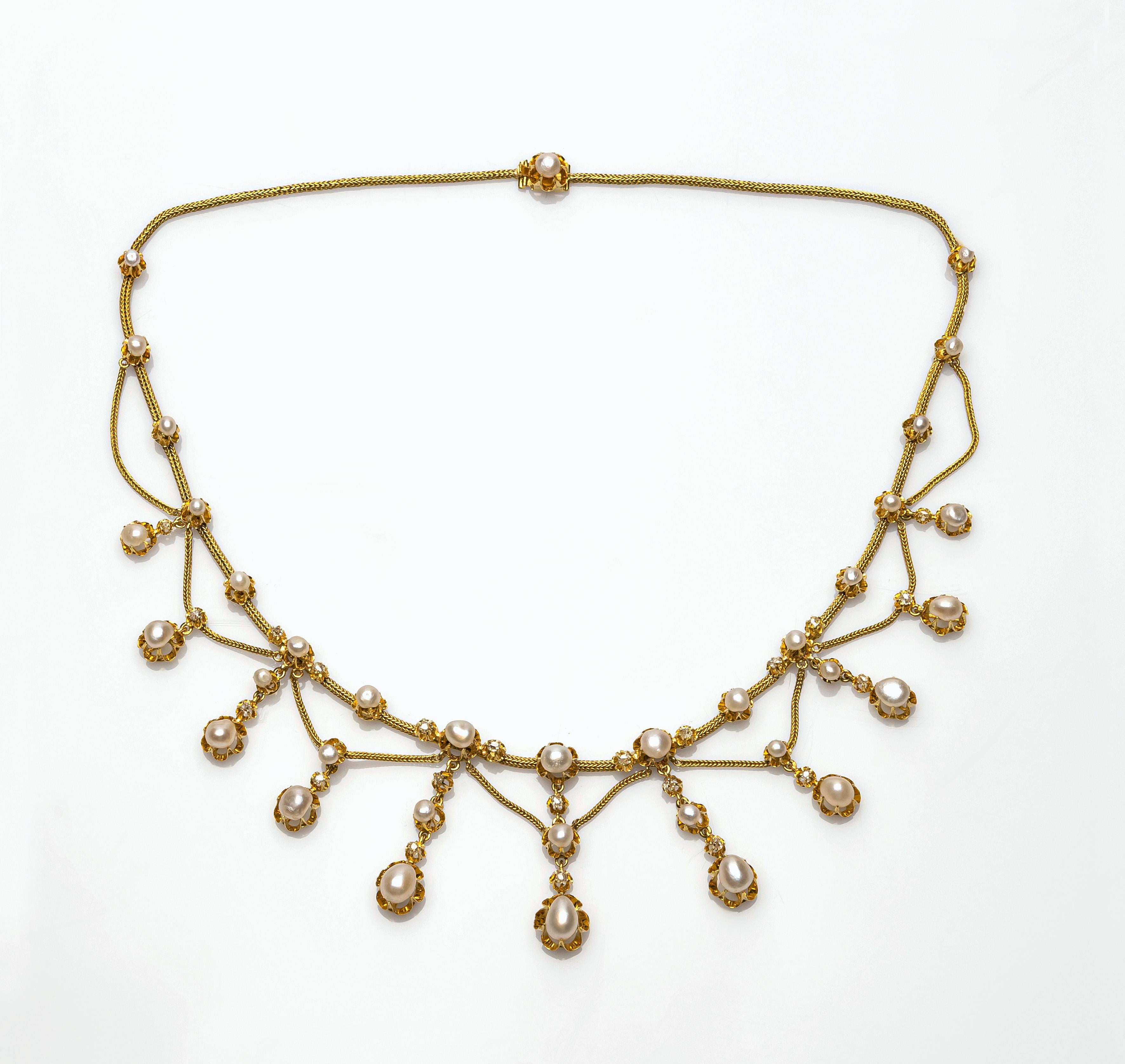 Este  El elegante collar Belle Époque está compuesto por perlas orientales engastadas y diamantes talla rosa unidos por cadenas de oro en cola de zorro.
El cierre está marcado con las marcas de ensaye francesas, las cabezas de águila. 
La fila