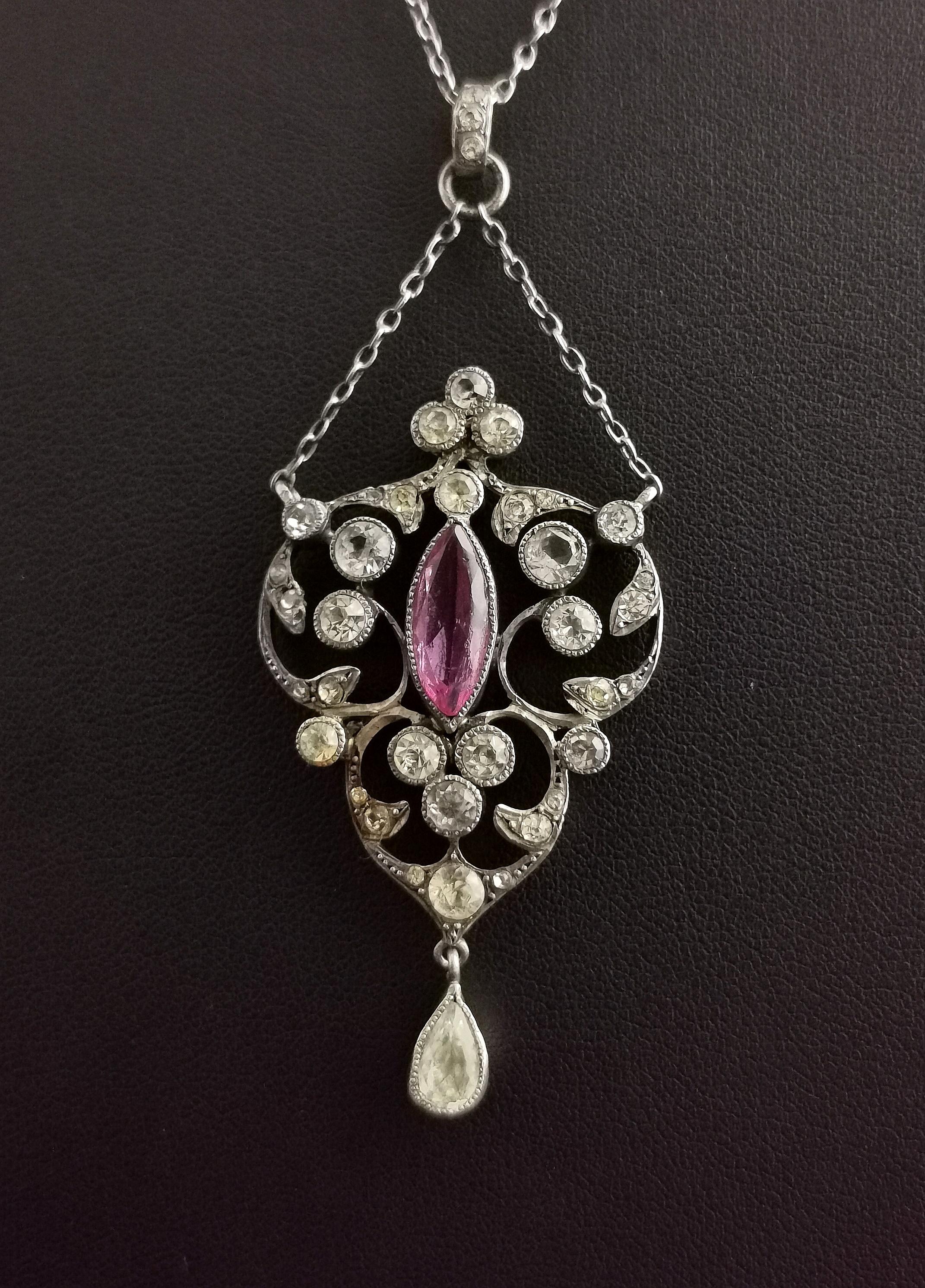 Collier de pendentifs en pâte à modeler de la Belle Epoque, en argent Sterling État moyen - En vente à NEWARK, GB