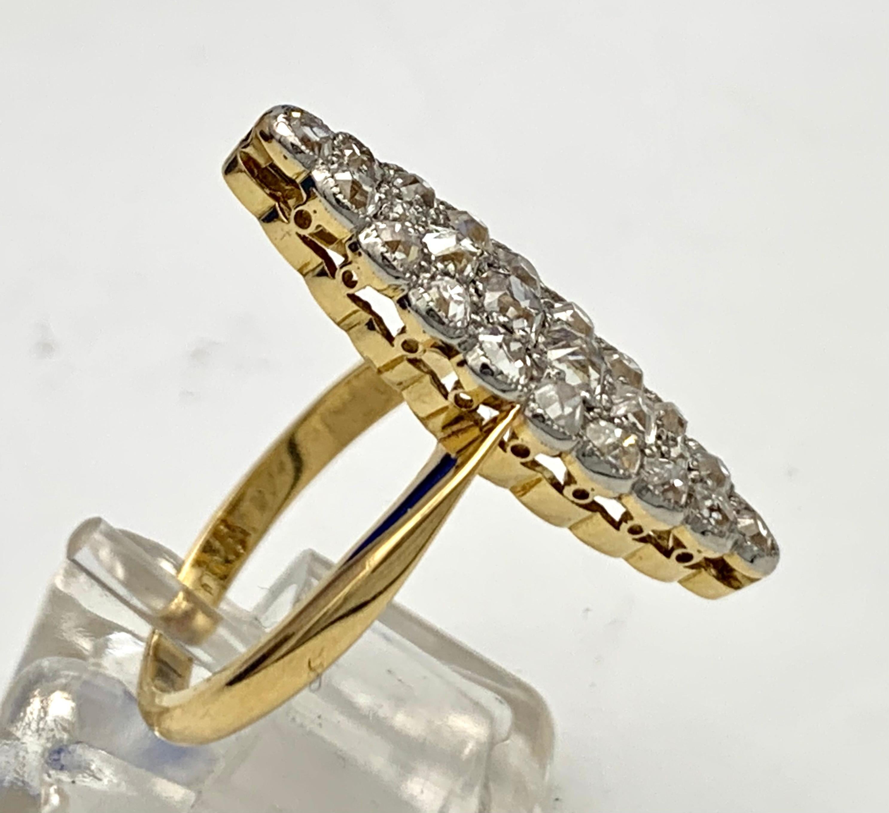 Die Ringform des Ringkopfes ist als spitzes Oval mit gewellten Kanten gestaltet. Vierundzwanzig runde Diamanten sind in einer Millegrain-Fassung aus Platin eingefasst. Die Platinplatte ist  auf einen 18-karätigen Goldring aufgezogen.
Der Ring ist