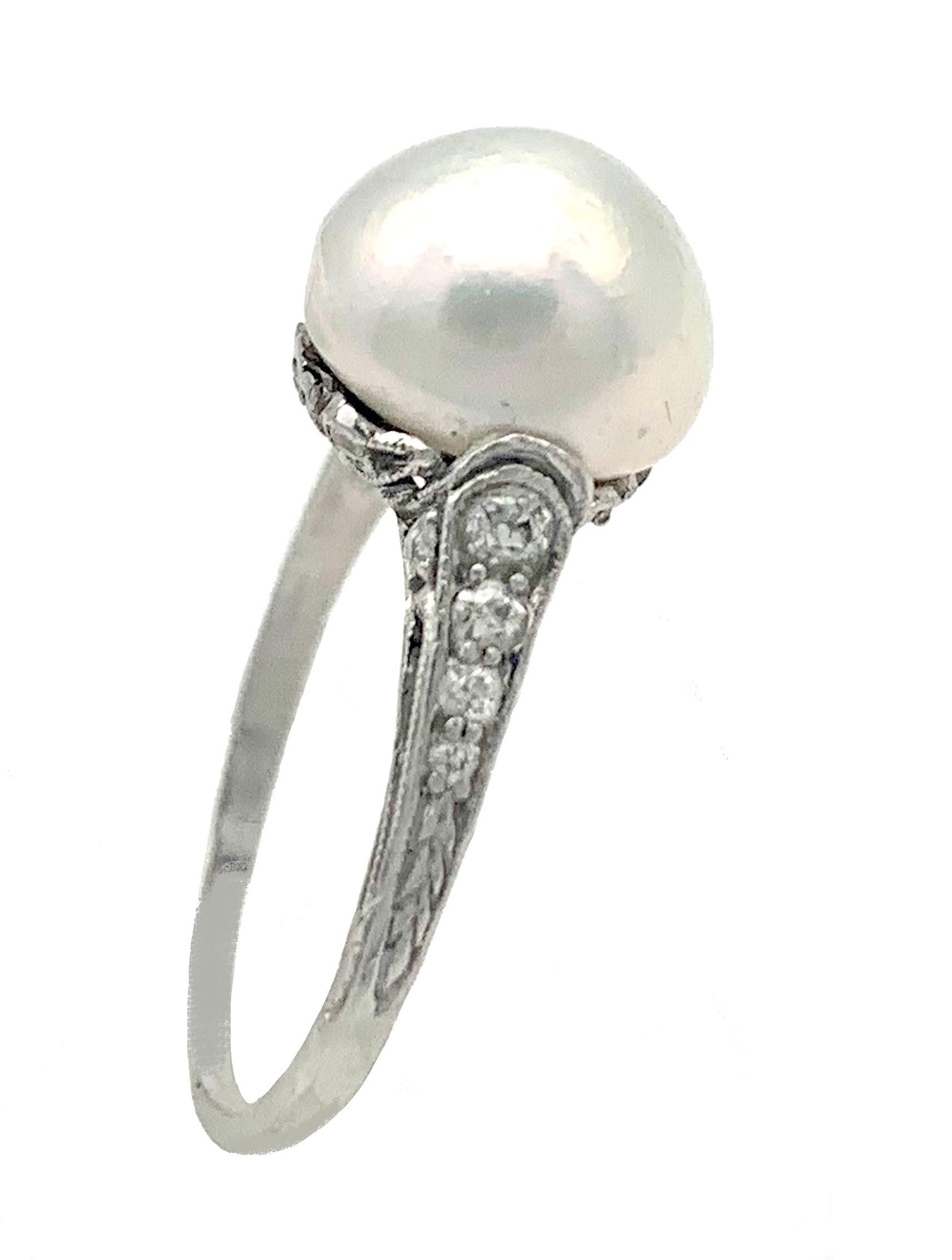 This elegant Belle Époque ring was crafted around 1900.
It is made from platinum and is set with a beautiful white natural oriental salt water bouton pearl. The bouton pearl has a balanced harmonious perfect shape. The surface radiates a wonderful