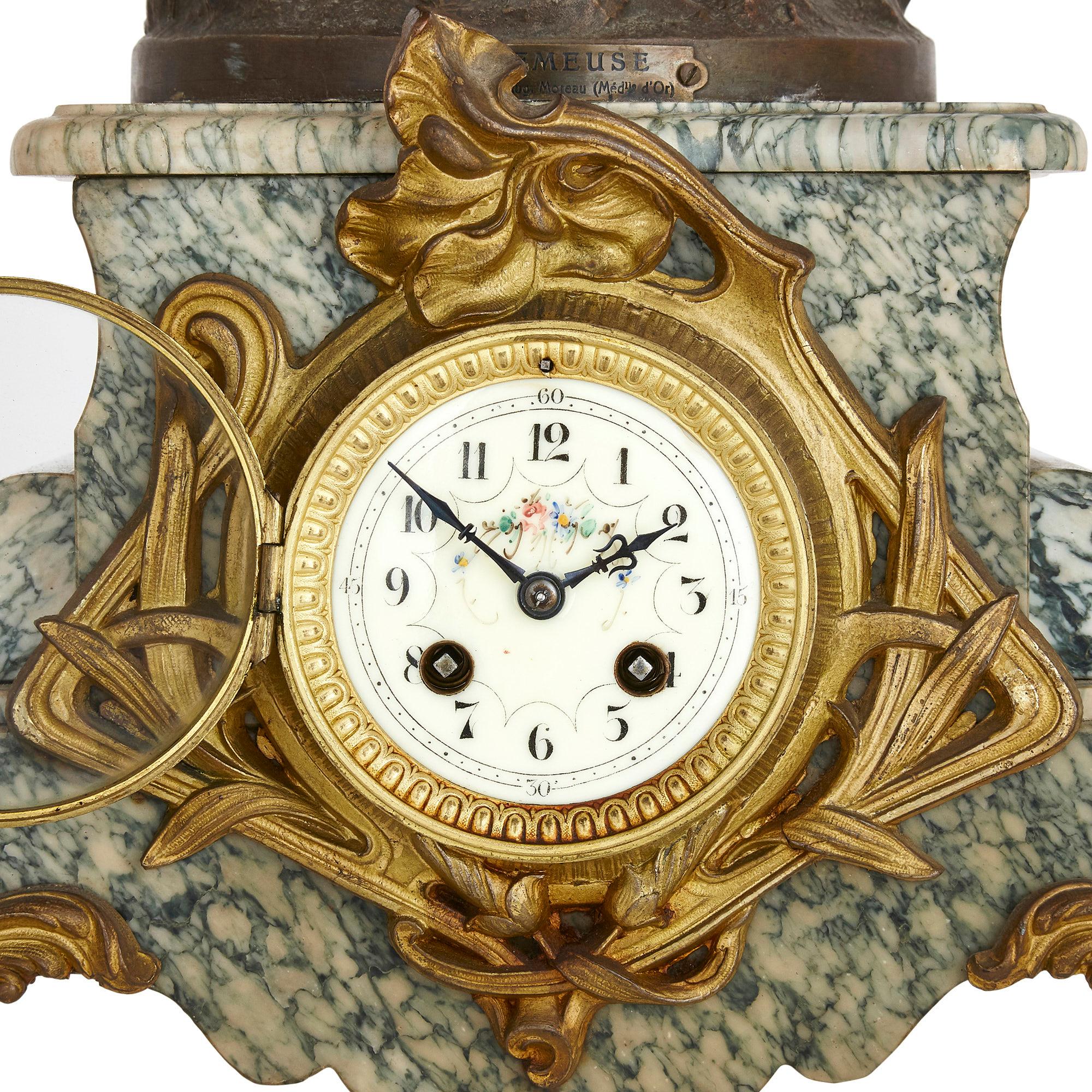 Français Ensemble d'horloges sculpturales trois pièces Belle poque anciennes d'après Auguste Moreau en vente