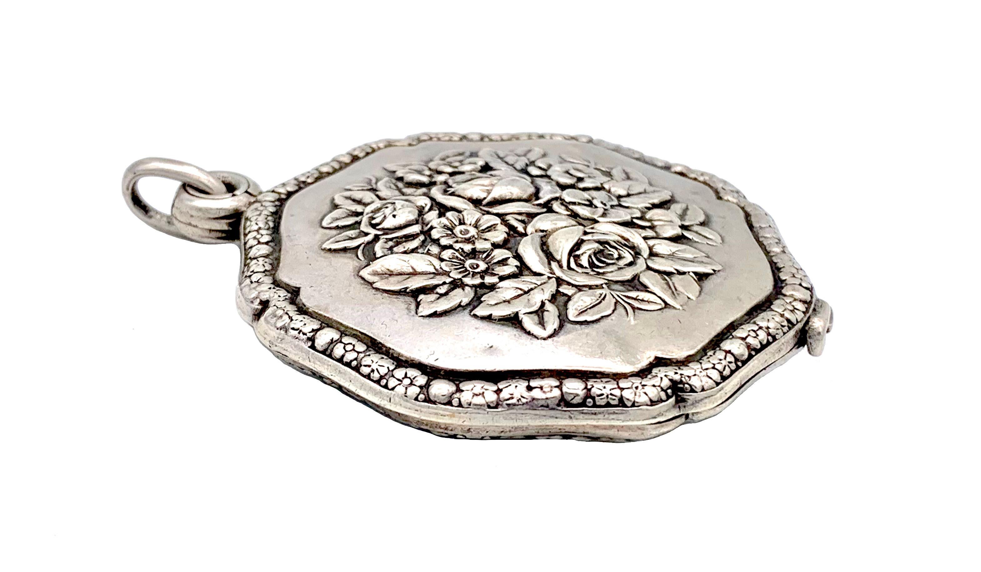 Antique Belle Époque Silver Pendant Sliding Locket Mirror In Good Condition For Sale In Munich, Bavaria