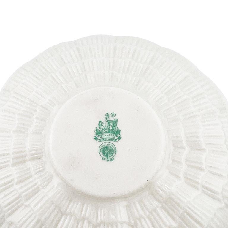 Platillo antiguo de porcelana irlandesa Belleek - Motivo de concha en tejido de cesta, 5ª marca (c.1955-1965)
Delicada artesanía irlandesa en luminosa porcelana cremosa

Añade un toque de elegancia histórica a tu vajilla o expositor con este