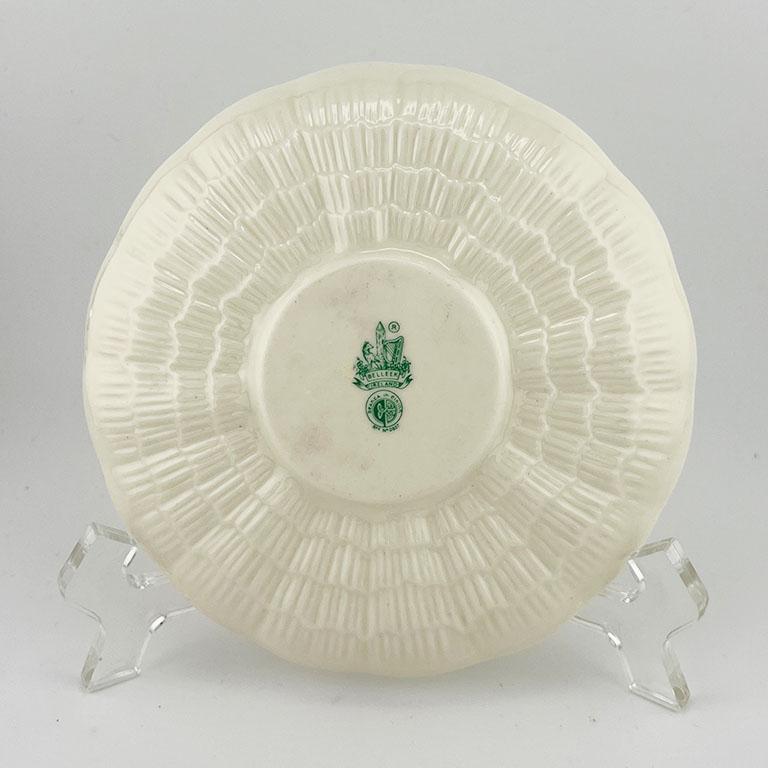 Antiguo Platillo de Porcelana Irlandesa Belleek - Diseño Concha Etrusca Mediados del Siglo XX Regencia de Hollywood en venta