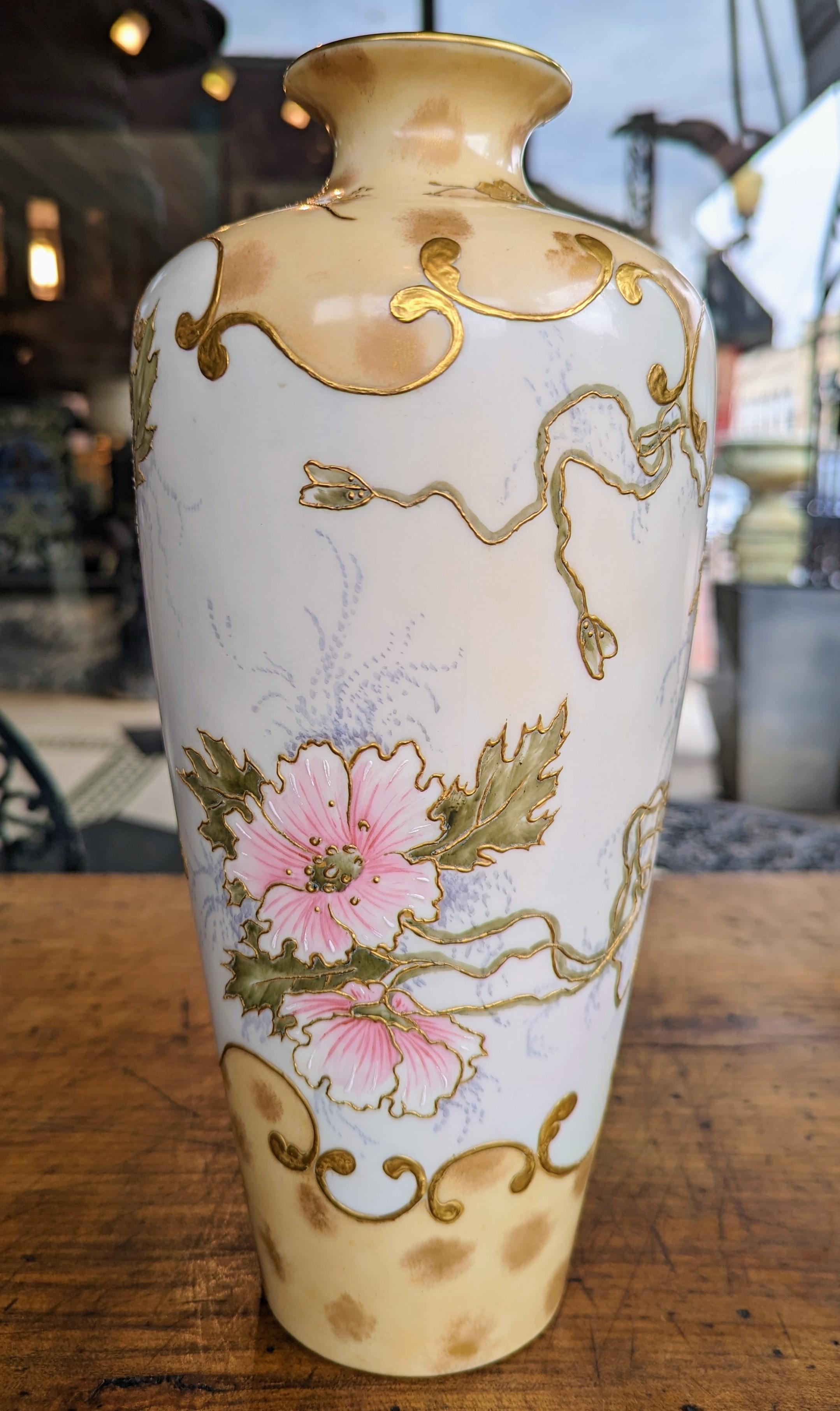 Sconosciuto Antico vaso di porcellana Belleek Willets dipinto a mano con fiori, firmato Andrew Andrews in vendita