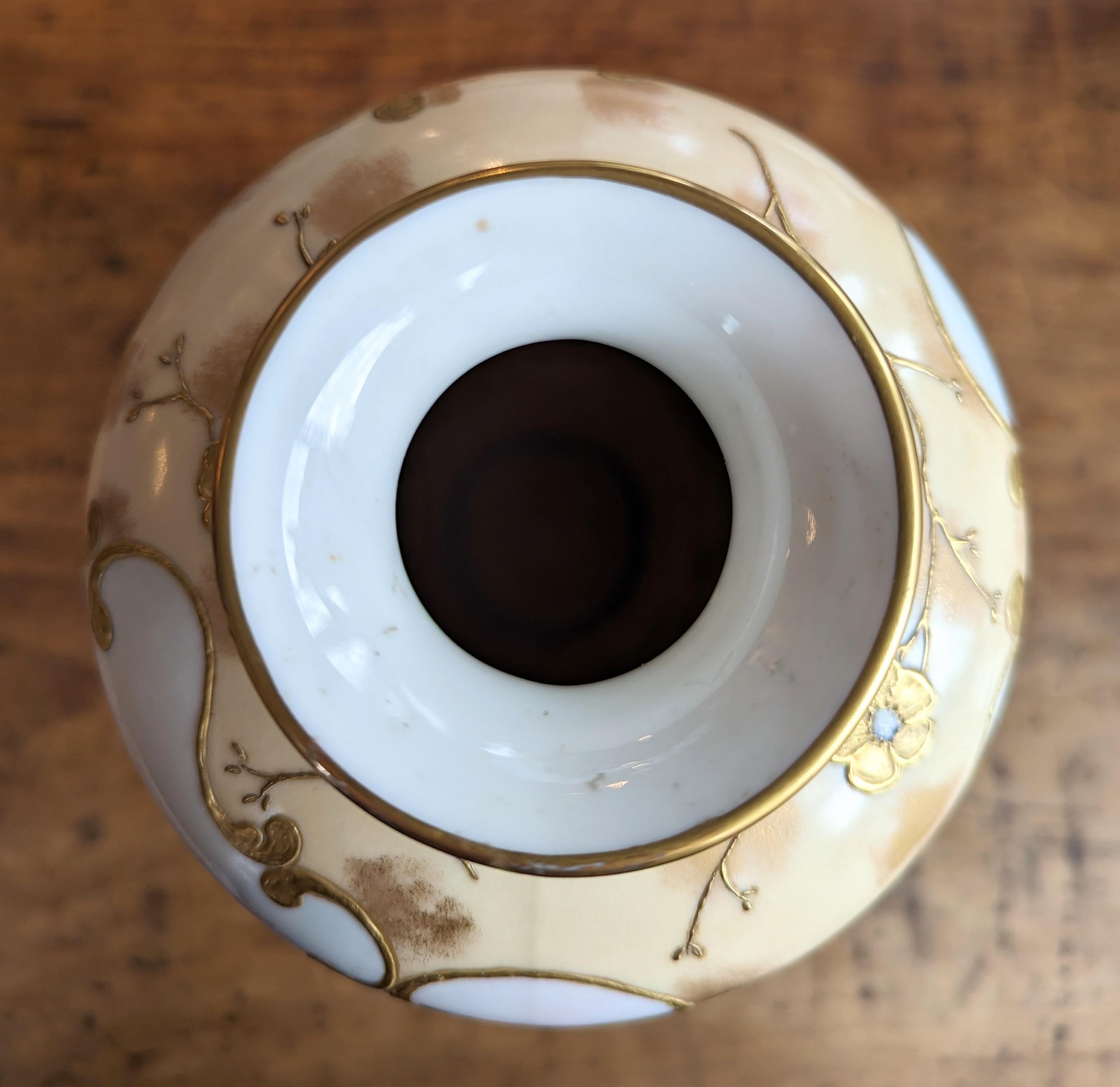 Porcellana Antico vaso di porcellana Belleek Willets dipinto a mano con fiori, firmato Andrew Andrews in vendita