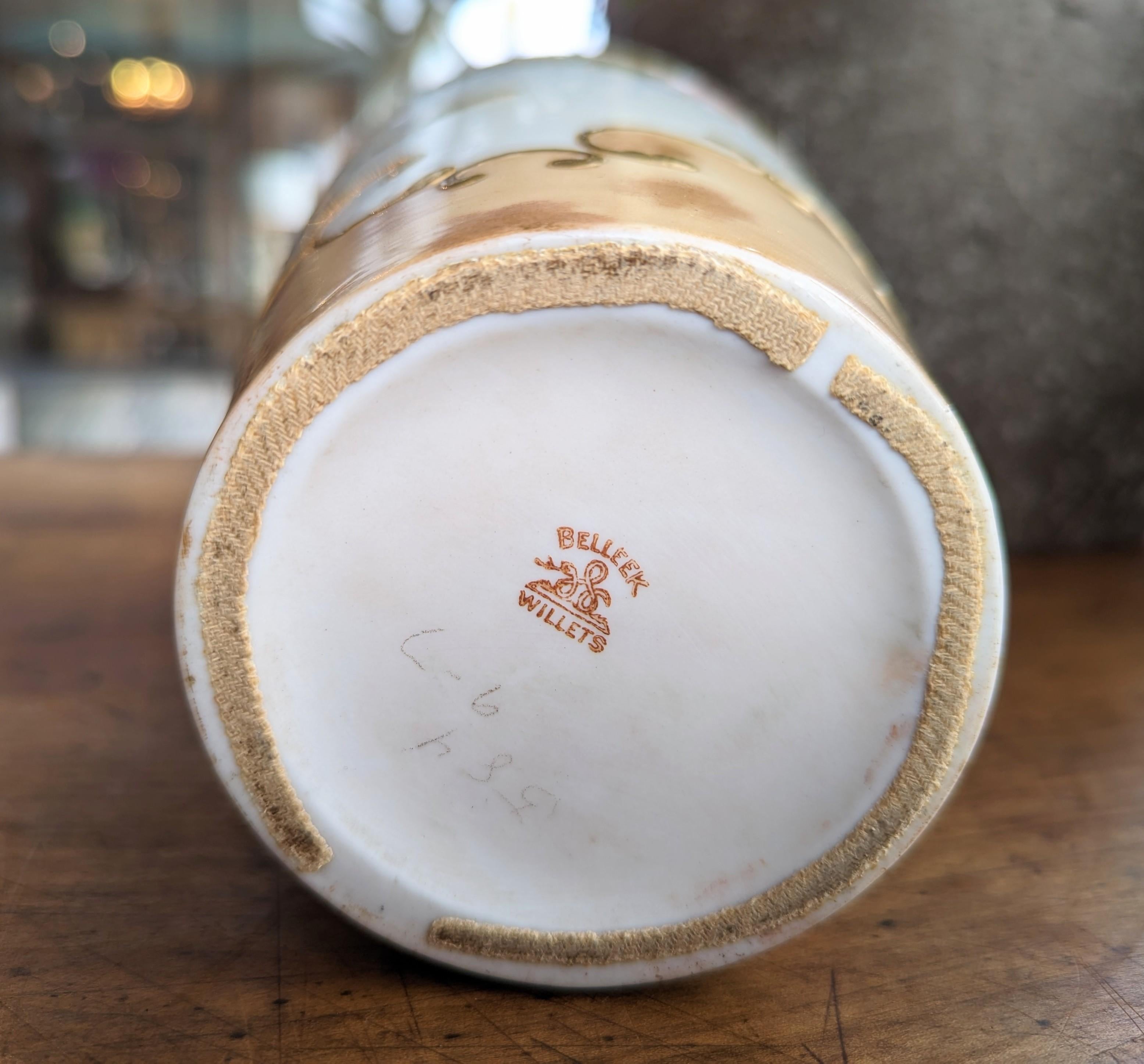 Antico vaso di porcellana Belleek Willets dipinto a mano con fiori, firmato Andrew Andrews in vendita 1