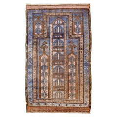 Antiker Belouch Gebetsteppich mit architektonischen Motiven in Indigo, Kamel und Elfenbein