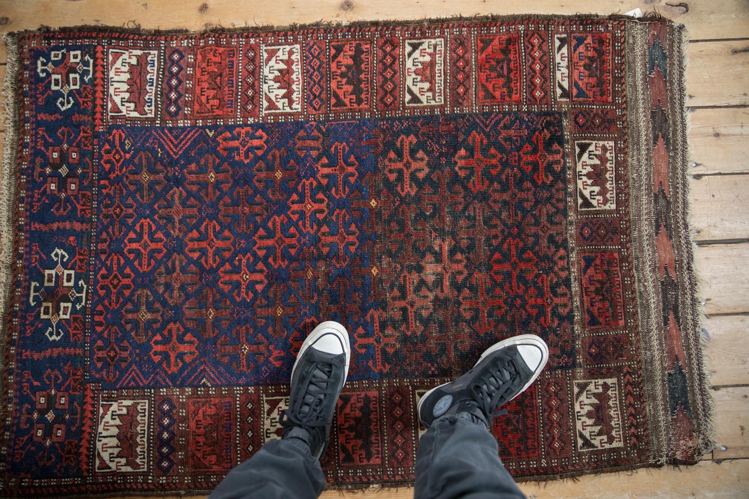 :: Repeating ram's horn stylized medallions arranged in partial lattice orientation and randomly alternating color fills. Fantastic dynamic of deep cobalt blue shades and abrashes with unusual border design motif of unidirectional germinating