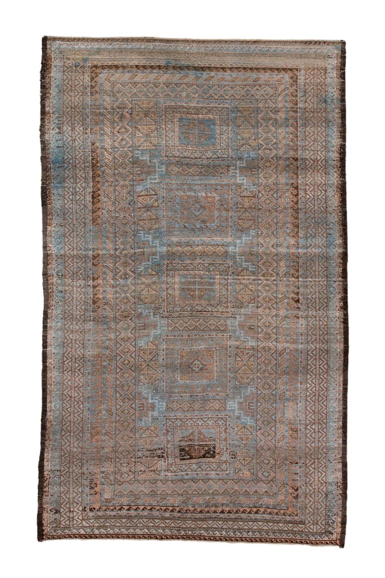 Dieser antike Belouch-Teppich weist eine vertikale Kette geometrischer Medaillons auf, die von mehreren strukturierten Bordüren umgeben sind. In einem seltenen, größeren Format gewebt, zeigt der Teppich eine wunderschön gemilderte Farbpalette aus