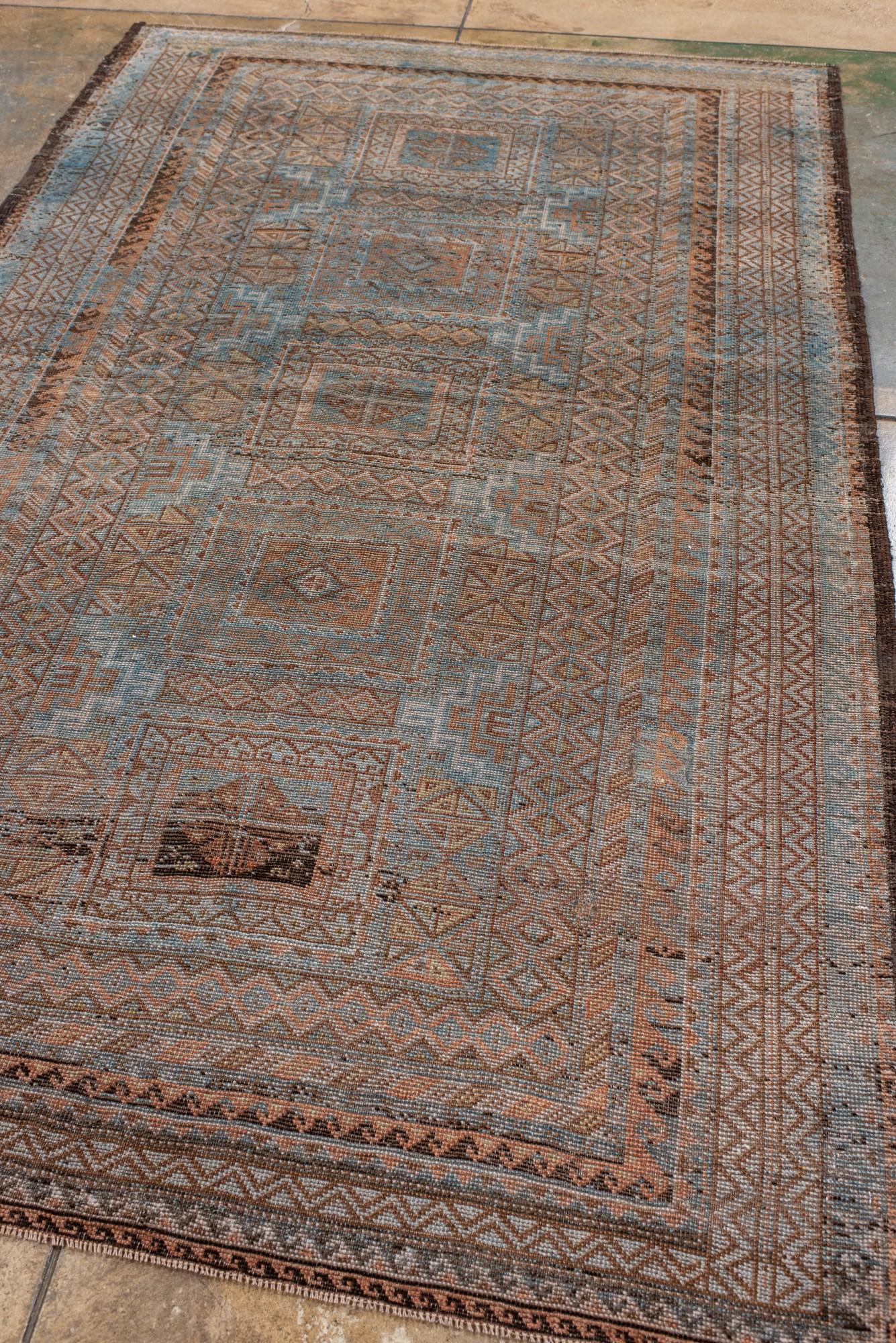 Antiker Belouch-Teppich in sanftem Blau und Taupe (Persisch) im Angebot